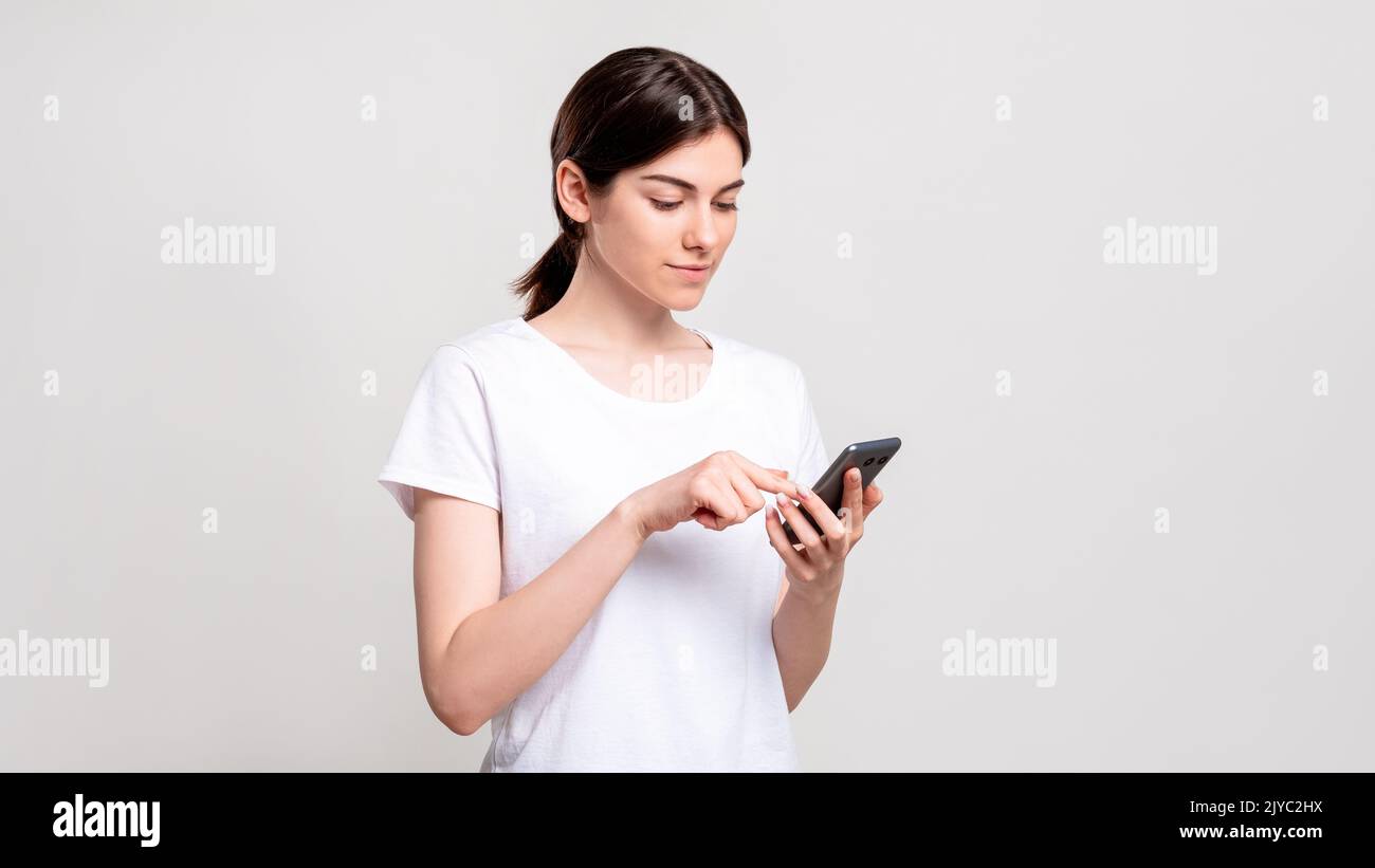 marketing sur les médias sociaux femme curieuse smartphone Banque D'Images