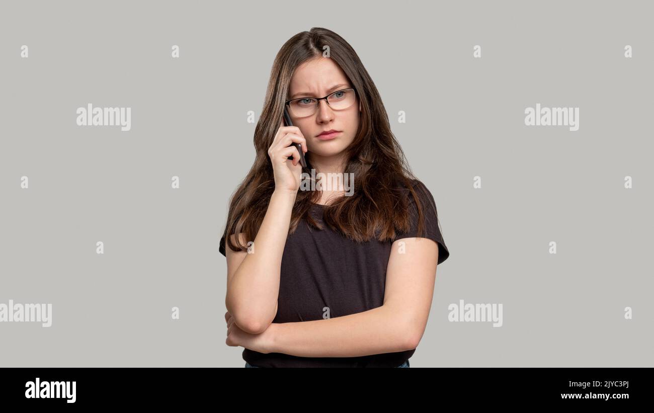 appel troublant triste nouvelles femme déprimé téléphone Banque D'Images