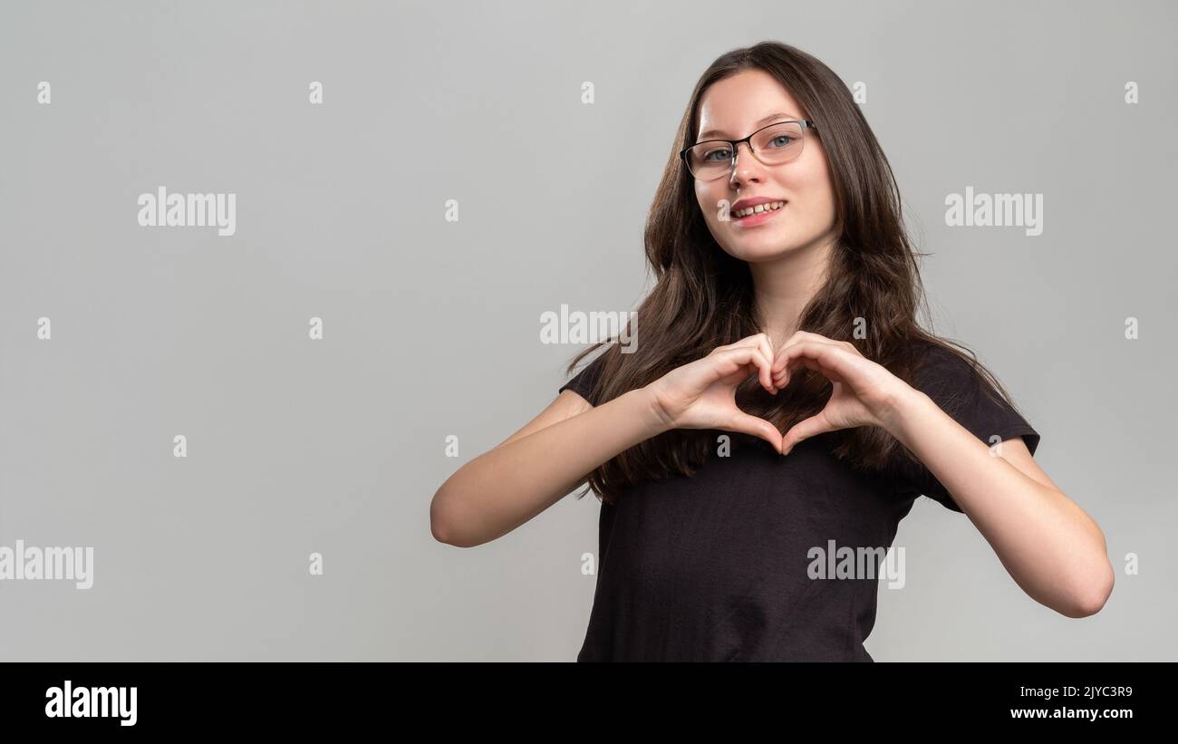 soutien femme portrait bonne femme dans coeur d'amour Banque D'Images