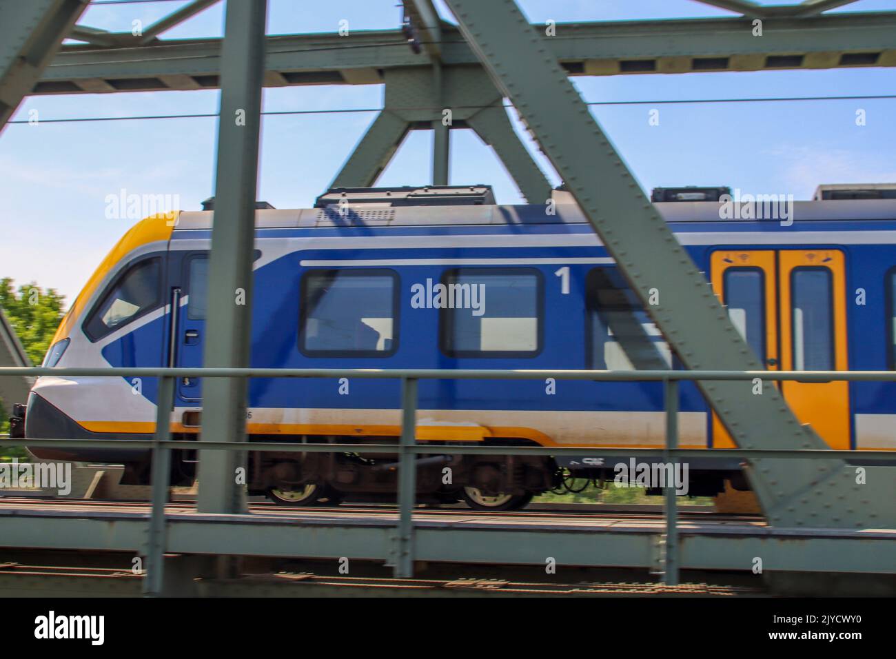 Train de banlieue local SNG sprinter le long du pont ferroviaire de Kethel à schiedam, aux pays-Bas Banque D'Images