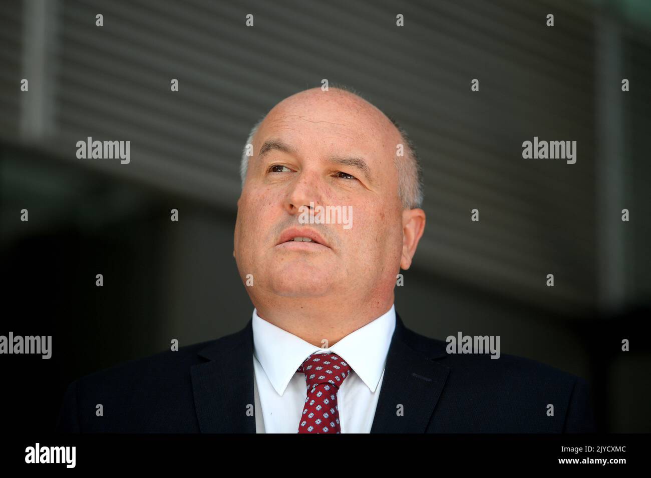 David Elliot, ministre de la police de Nouvelle-Galles du Sud, s'adresse aux médias lors d'une conférence de presse au siège de la police de Nouvelle-Galles du Sud à Parramatta, Sydney, vendredi, 17 avril 2020. (AAP image/Dan Himbrechts) PAS D'ARCHIVAGE ** USAGE STRICTEMENT ÉDITORIAL SEULEMENT ** Banque D'Images