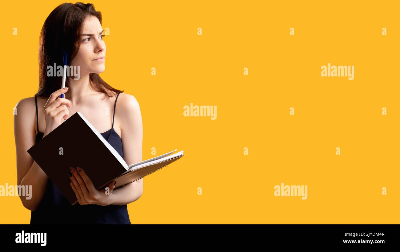 un problème de pensée une femme perplexe, un ordinateur portable isolé Banque D'Images