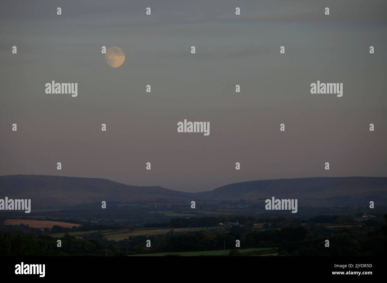 Vue sur Dartmoor au crépuscule avec la lune qui s'élève de Highampton Devon, Royaume-Uni Banque D'Images