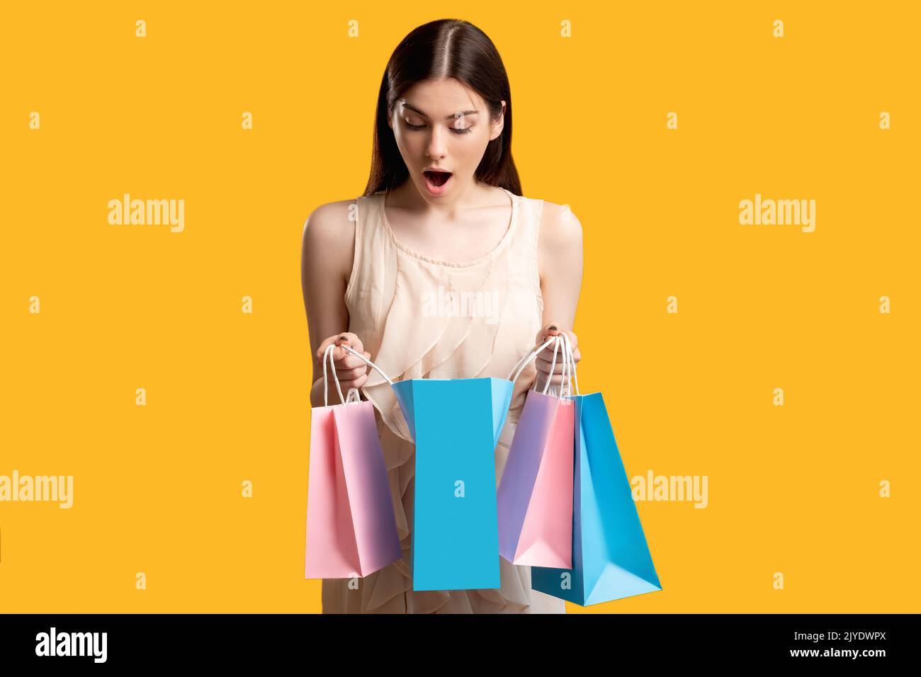 shopping surprise vente en ligne choqué femme sacs Banque D'Images