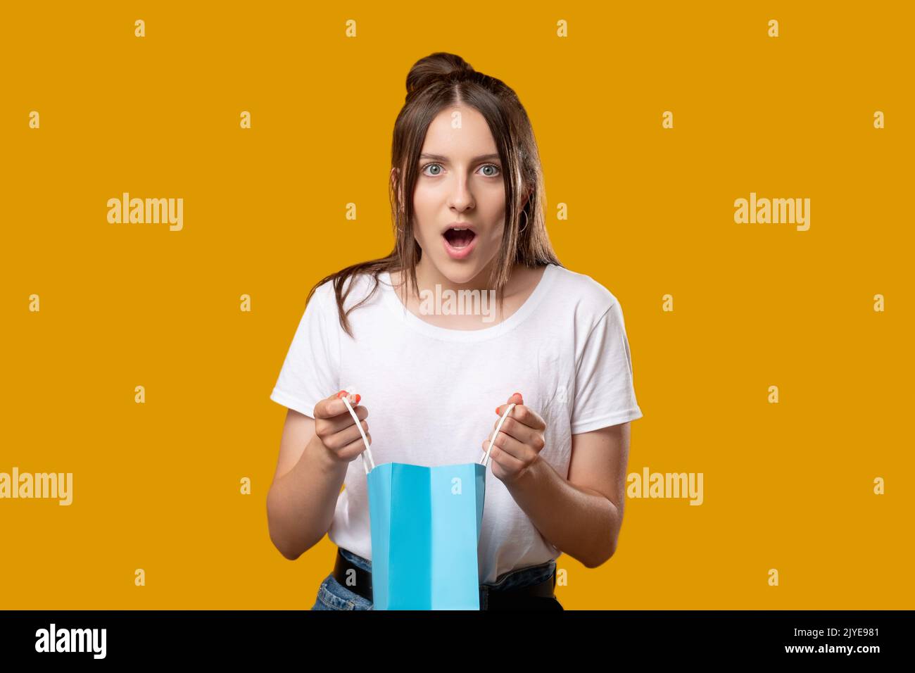 shopping surprise vente bonus sac femme choqué Banque D'Images