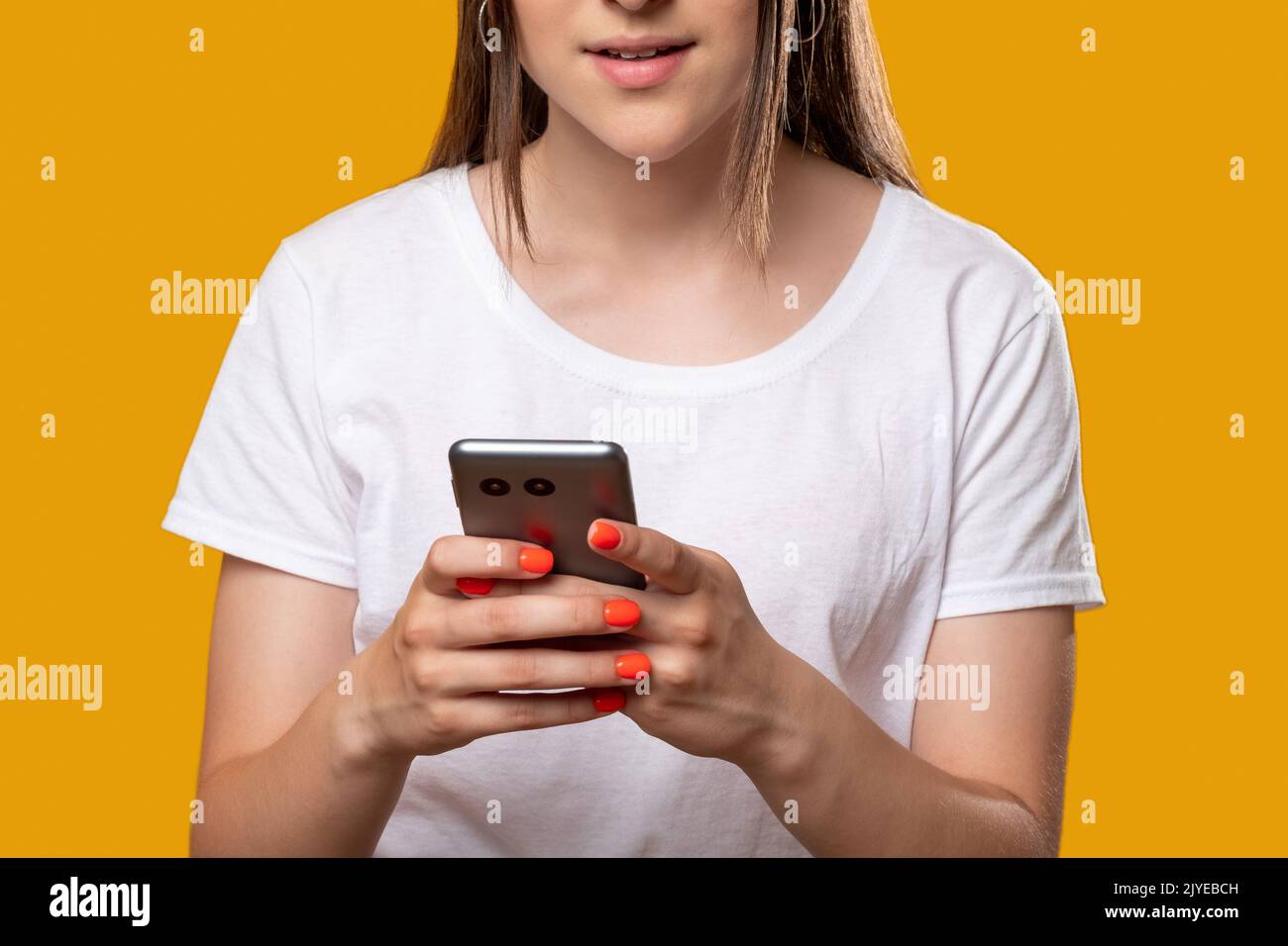 achat en ligne technologie mobile femme heureuse Banque D'Images