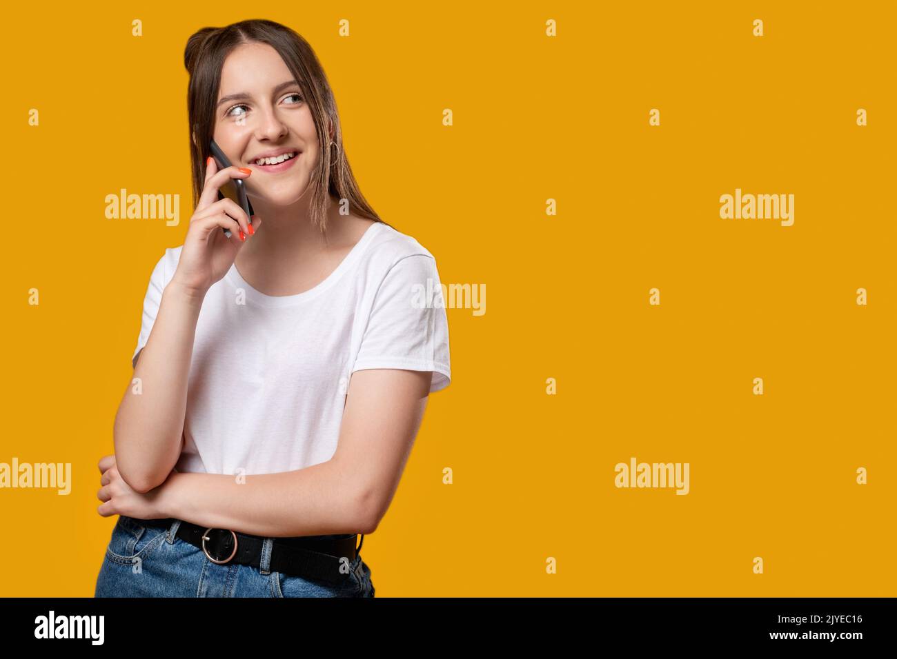 technologie mobile contacter amis happy woman Banque D'Images