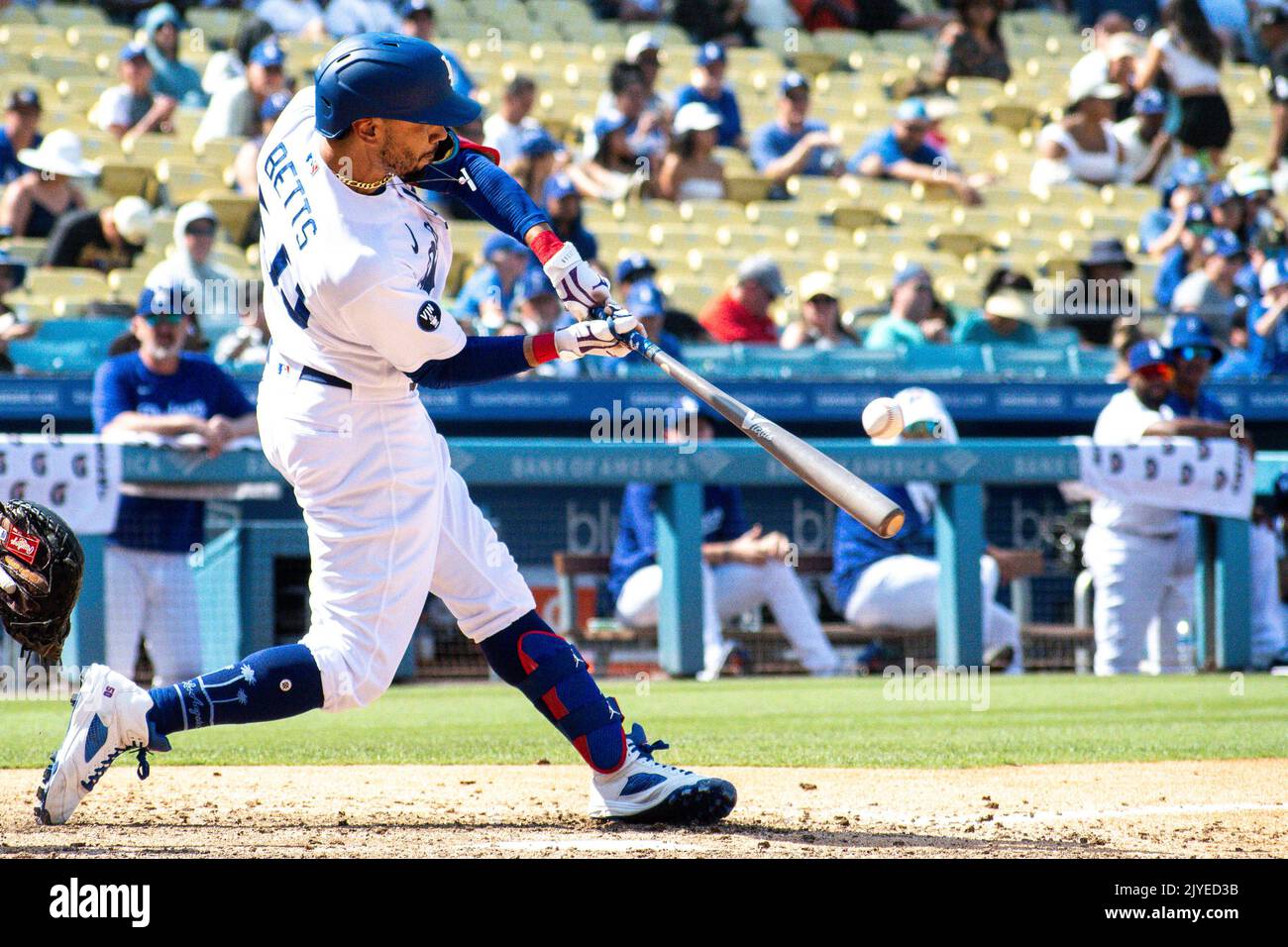 Mookie Betts (50), le rival des Dodgers de Los Angeles, frappe un simple en sixième manche contre les Giants de San Francisco lors d'un match de Ligue majeure de baseball au Dodger Stadium le mercredi 7 septembre 2022 à Los Angeles, Calif. Les Dodgers battent les Giants 7-3. (Aliyah Navarro/image du sport) Banque D'Images