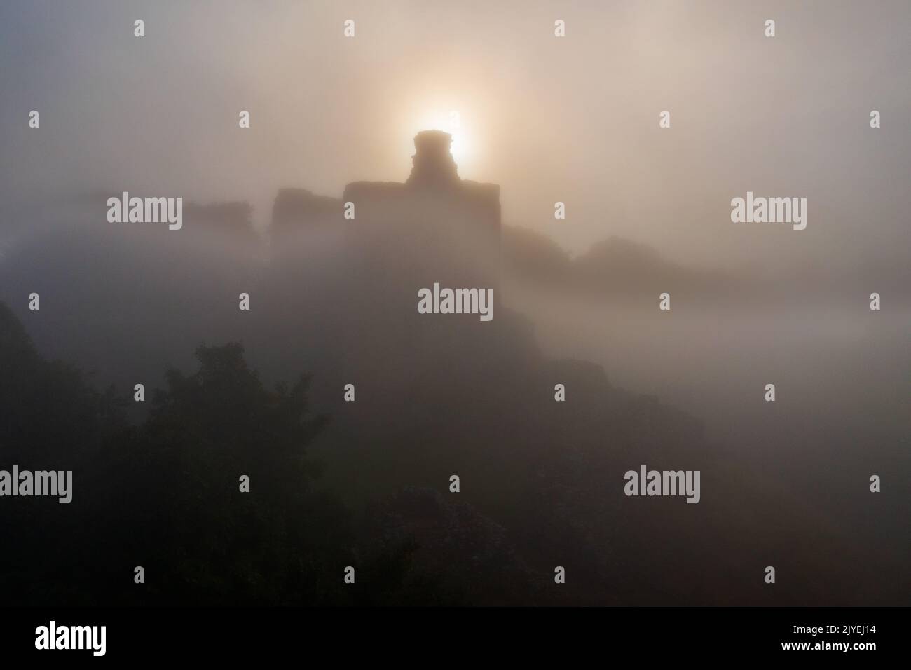 Le château de Norham se lève à travers la brume matinale Banque D'Images