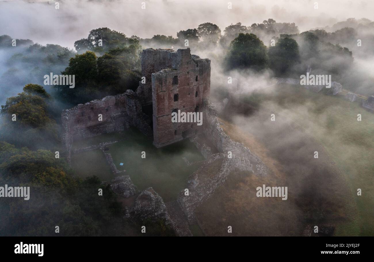 Le château de Norham se lève à travers la brume matinale Banque D'Images