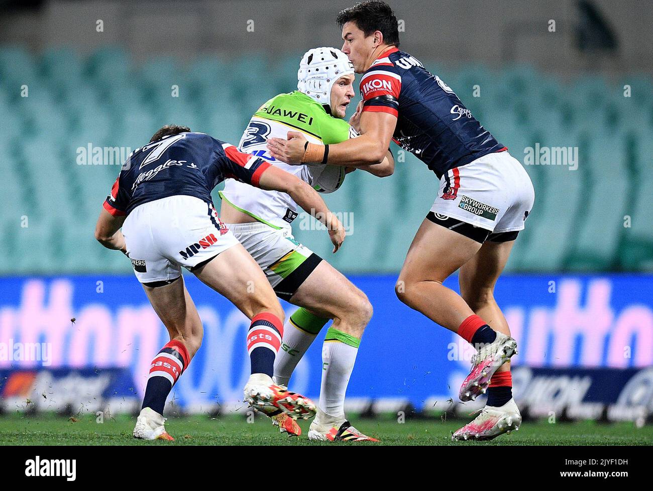 Le croker Jarrod des Raiders est attaqué par Kyle Flanagan (à gauche) et Joseph Manu des Roosters lors du match de la série 10 entre les Roosters de Sydney et les Raiders de Canberra au terrain de cricket de Sydney à Sydney, jeudi, 16 juillet 2020. (AAP IMAGE/DAN HIMBRECHTS) PAS D'ARCHIVAGE, USAGE ÉDITORIAL SEULEMENT ** USAGE STRICTEMENT ÉDITORIAL SEULEMENT, PAS D'UTILISATION COMMERCIALE, PAS DE LIVRES ** Banque D'Images