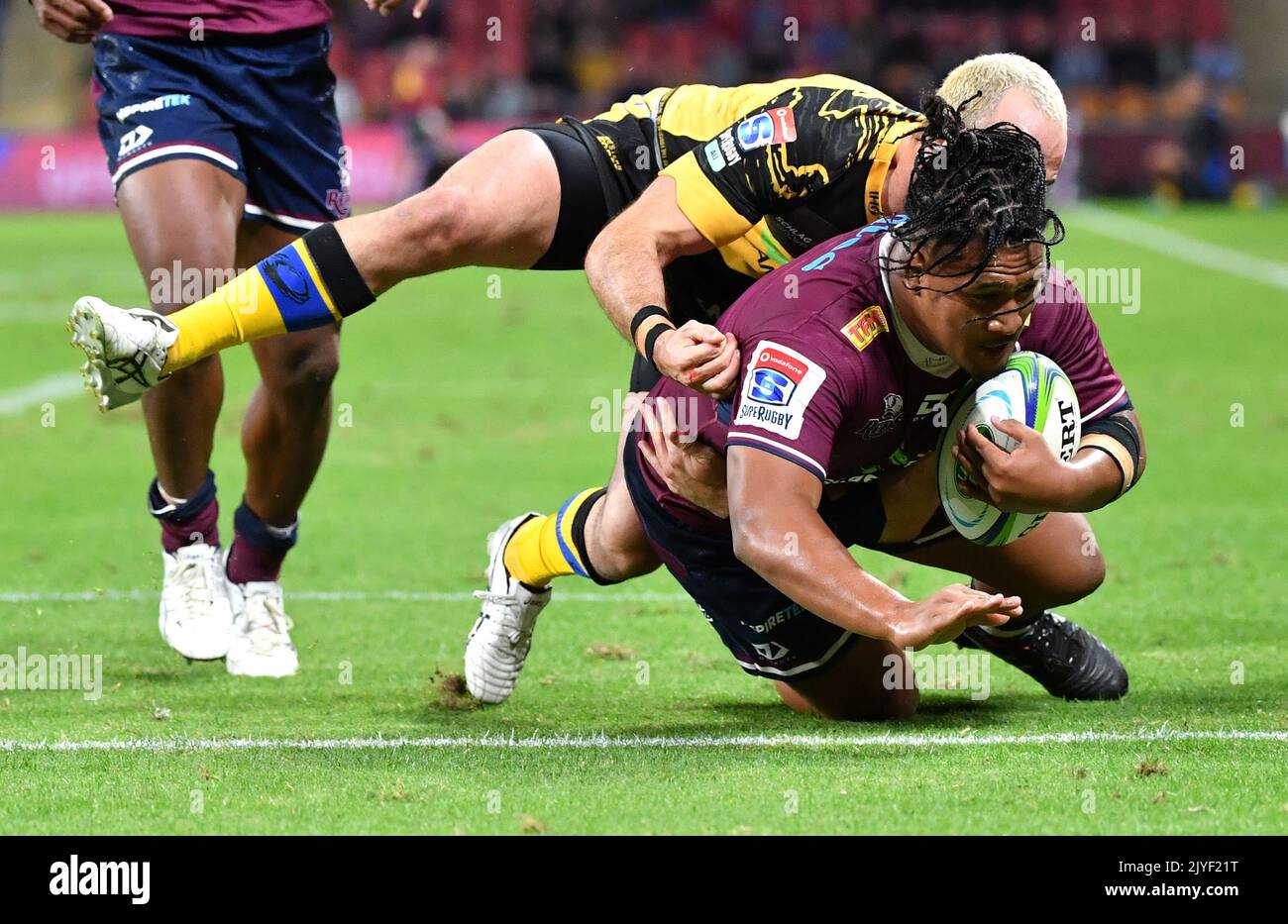Brandon Paenga-Amosa (à droite) des Reds marque un essai lors du match de rugby Super de la série 3 entre les Reds du Queensland et la Force occidentale au stade Suncorp à Brisbane, vendredi, 17 juillet 2020. (AAP IMAGE/DARREN ENGLAND) PAS D'ARCHIVAGE, USAGE ÉDITORIAL SEULEMENT ** USAGE STRICTEMENT ÉDITORIAL SEULEMENT, PAS D'UTILISATION COMMERCIALE, PAS DE LIVRES ** Banque D'Images