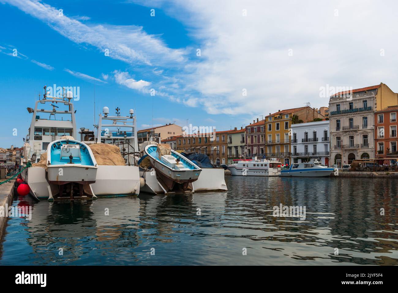 Bateaux et chalutiers au quai, un jour d'été, à Sète, en occitanie, en