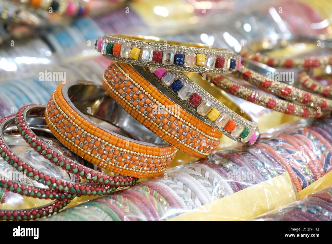26 septembre 2022, Pune , Inde, exposition de bracelets colorés en magasin pour femmes, bracelets métalliques disposés sur le plateau pour la vente, série de bracelets. Banque D'Images