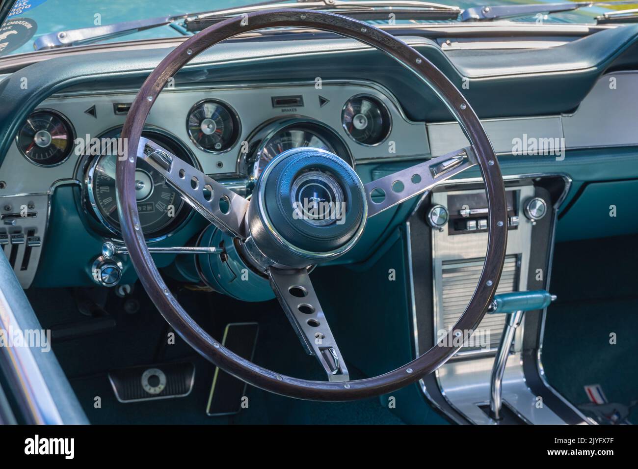 GROSSE POINTE SHORES, MI/USA - 19 JUIN 2022 : gros plan d'un tableau de bord Ford Mustang GTA 1967, spectacle de voitures EyesOn Design, près de Detroit, Michigan. Banque D'Images