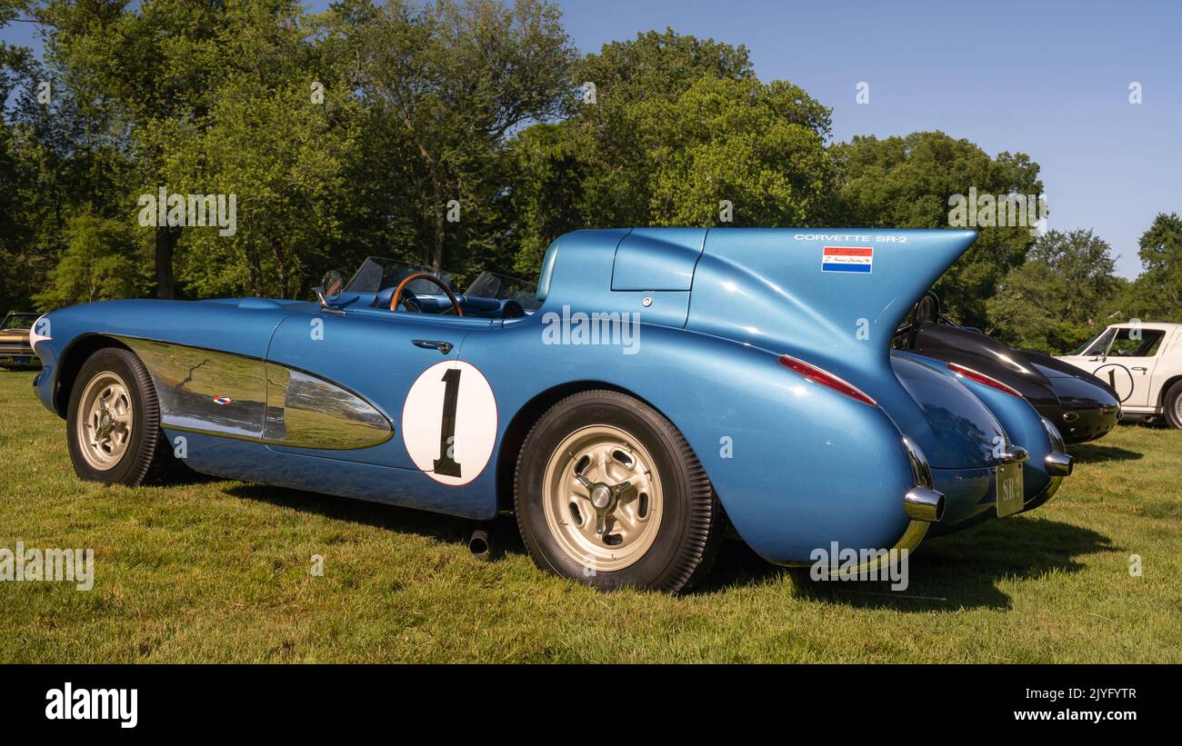 GROSSE POINTE SHORES, MI/États-Unis - 19 JUIN 2022 : une voiture de course Corvette SR2 1956 de Chevrolet, spectacle de voitures EyesOn Design, près de Detroit, Michigan. Banque D'Images
