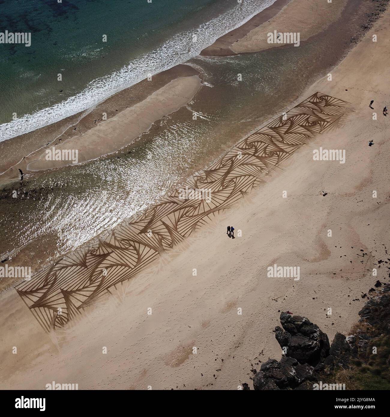 Un superbe motif géométrique. Irlande, Royaume-Uni: DES modèles PSYCHÉDÉLIQUES à un pooch-portraits de taille géante, ce sont les meilleurs chefs-d'œuvre d'art du sable à h Banque D'Images