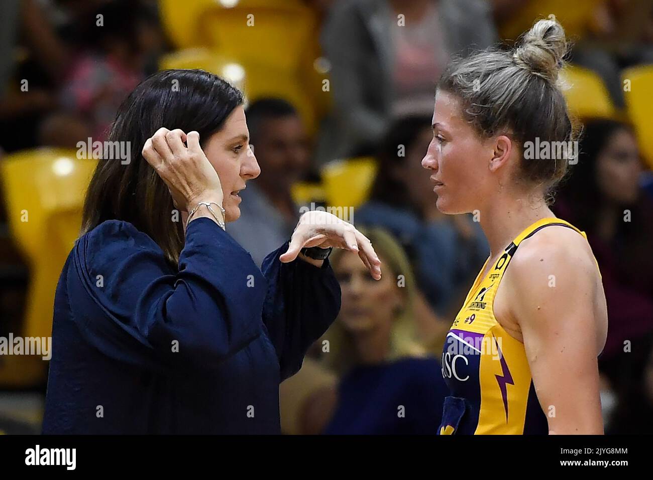 Sunshine Coast l'entraîneur-chef de la foudre Kylee Byrne parle à Karla Pretorius lors du match Super Netball de la série 10 entre les GSW Giants et la Sunshine Coast Lightning au stade de la Sunshine Coast sur la Sunshine Coast, dimanche, 6 septembre 2020. (AAP IMAGE/ALBERT PEREZ) PAS D'ARCHIVAGE, USAGE ÉDITORIAL SEULEMENT ** USAGE STRICTEMENT ÉDITORIAL SEULEMENT, PAS D'UTILISATION COMMERCIALE, PAS DE LIVRES ** Banque D'Images