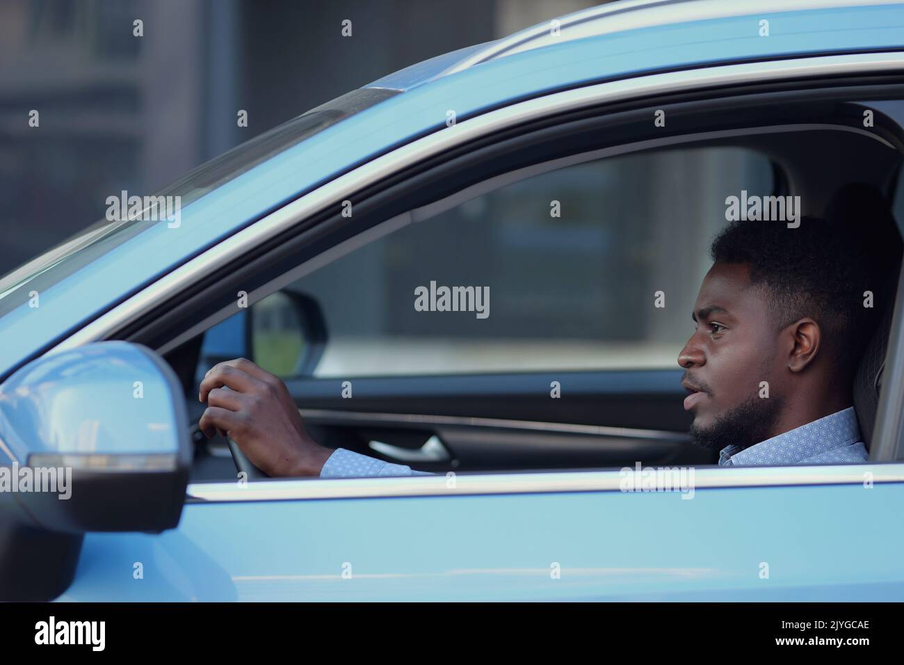Un conducteur afro-américain sérieux est assis dans la cabine Banque D'Images
