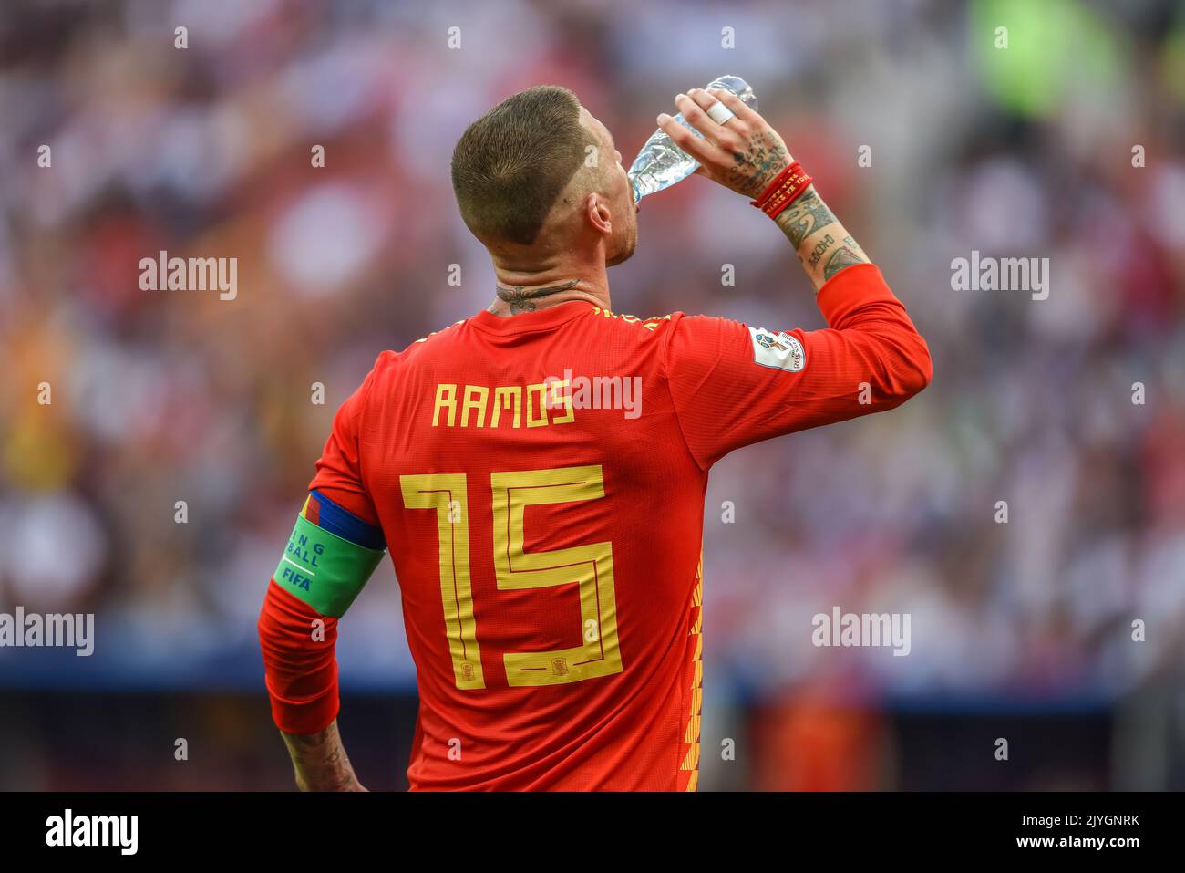 Moscou, Russie - 1 juillet 2018. Espagne équipe nationale de football centre-arrière Sergio Ramos eau potable pendant la coupe du monde de la FIFA 2018 quart de finale Espagne contre R Banque D'Images