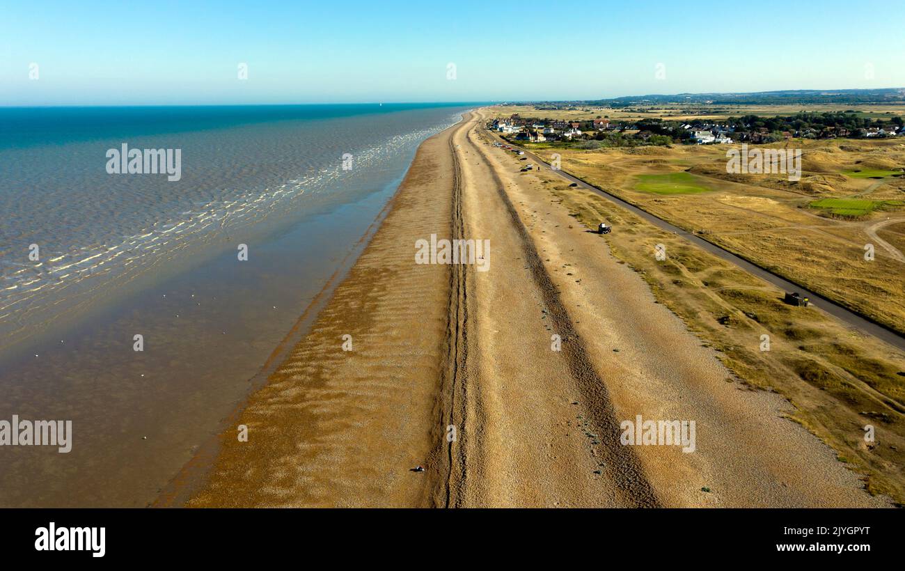 Vue aérienne de Sandwich Bay Estate, Kent, vers Deal. Banque D'Images