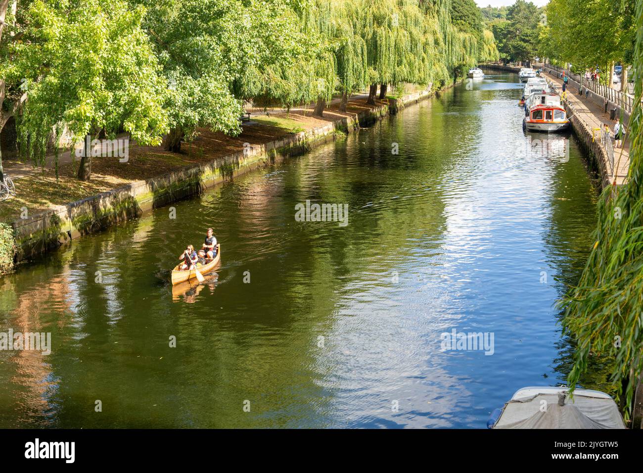 Bateaux amarrés personnes kayak, rivière Wensum, Norwich, Norfolk, Angleterre, Rive britannique à tréeled Banque D'Images