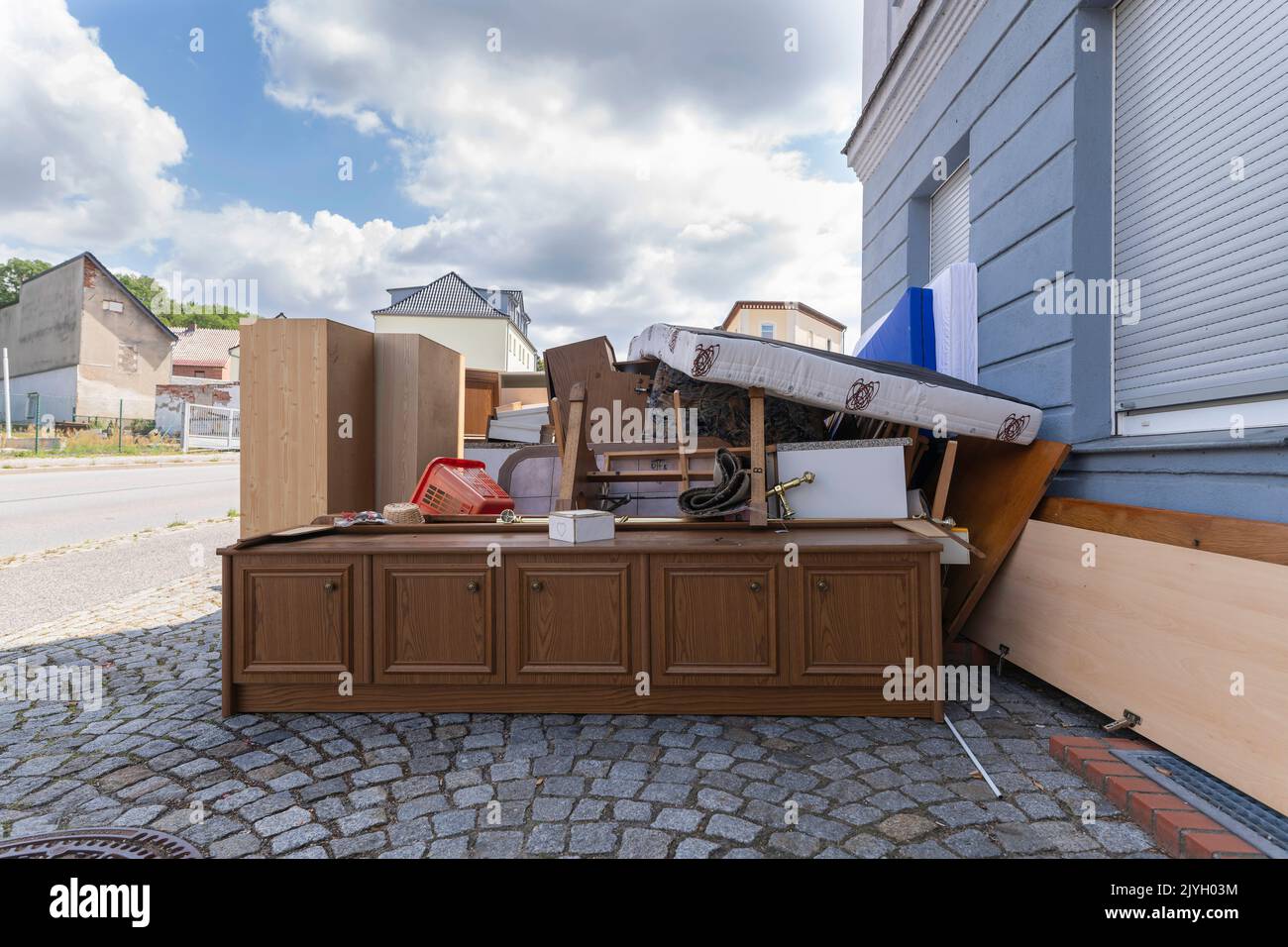 Déchets volumineux sur un trottoir Banque D'Images