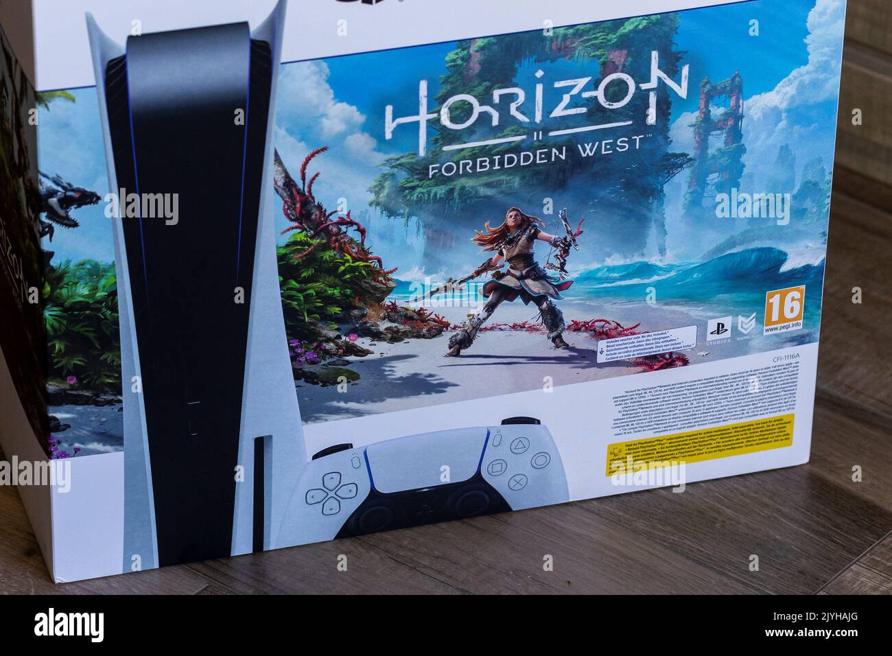 Brecht, Belgique 11 août 2022 : une boîte de console officielle Sony PlayStation 5 contenant un jeu de l'Ouest interdit horizon dans un salon r Banque D'Images