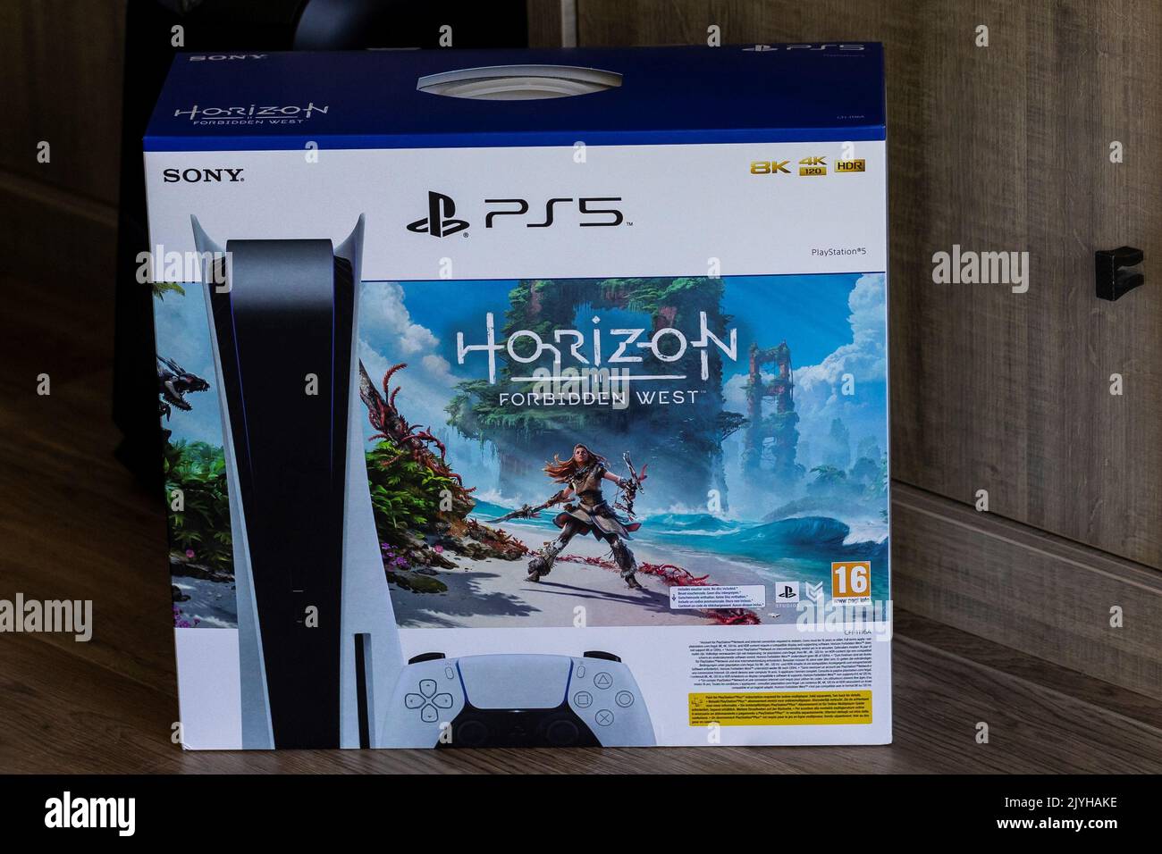 Brecht, Belgique 11 août 2022: Une boîte officielle de console sony PlayStation 5 contenant le jeu Horizon Forbidden West debout dans un salon Banque D'Images