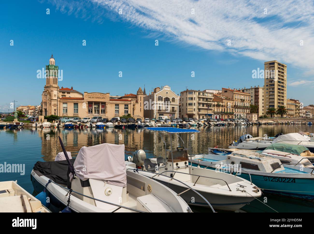 Panorama du canal de Peyrade et du palais consulaire de Sète, un jour d'été, à Herault, Occitanie, France Banque D'Images