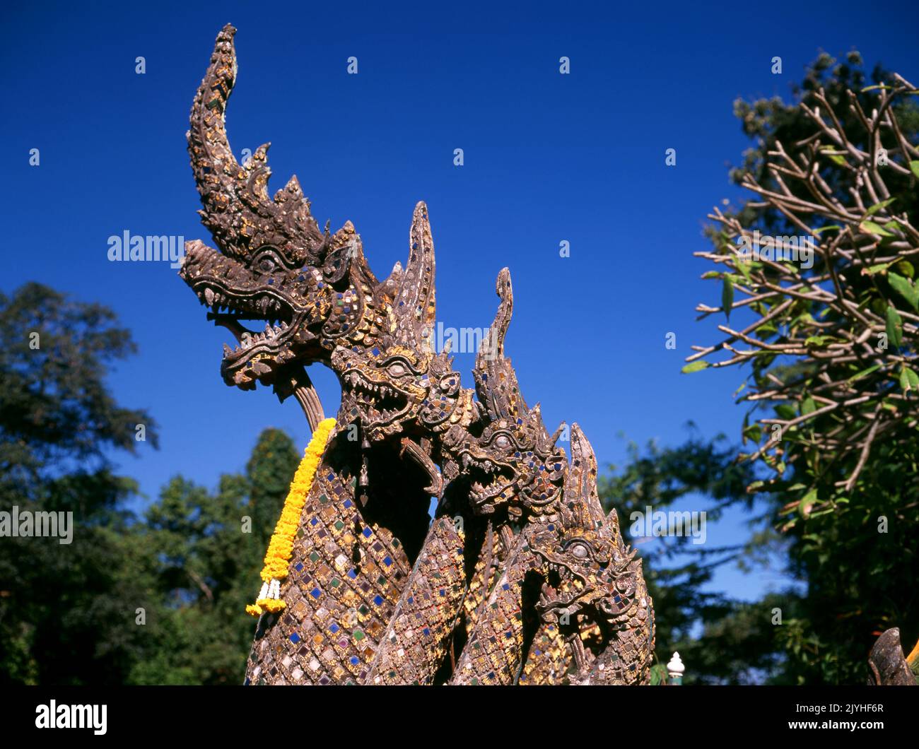 Thaïlande: La balustrade de Naga (serpent mythique), Wat Phrathat Doi Suthep, temple bouddhiste theravada situé sur Doi Suthep (montagne Suthep), surplombant la ville de Chiang Mai. Le magnifique chedi doré, datant du 16th siècle, offre une vue superbe sur la vallée de Chiang Mai et la rivière Ping. Le roi Mengrai fonda la ville de Chiang Mai (c'est-à-dire « nouvelle ville ») en 1296, et il succéda à Chiang Rai comme capitale du royaume de Lanna. Banque D'Images