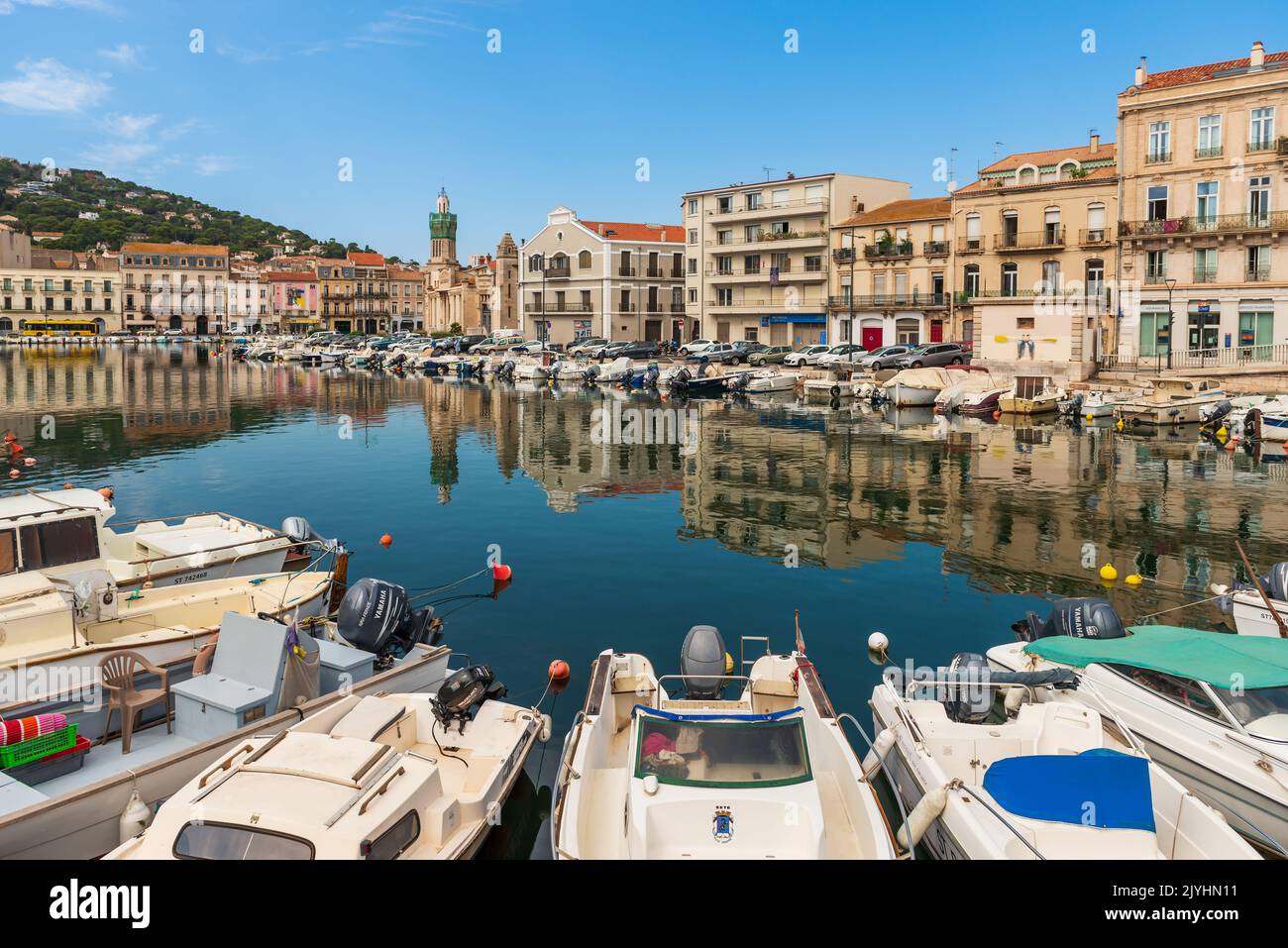Panorama du canal de Peyrade et du palais consulaire de Sète, un jour d'été, à Herault, Occitanie, France Banque D'Images
