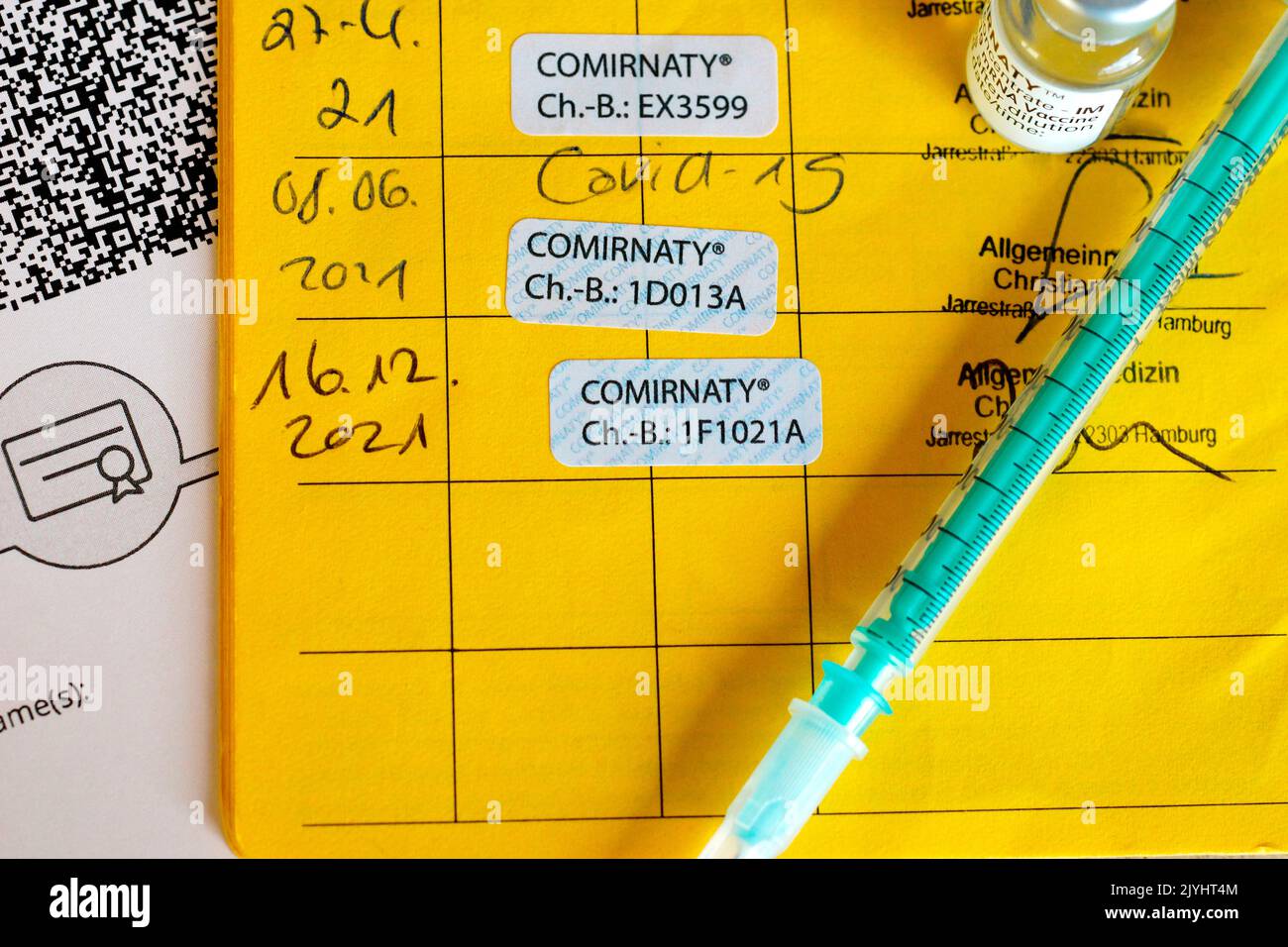 Enregistrement de doses avec des bâtonnets de vaccin Corona Comirnaty (Pfizer) Banque D'Images