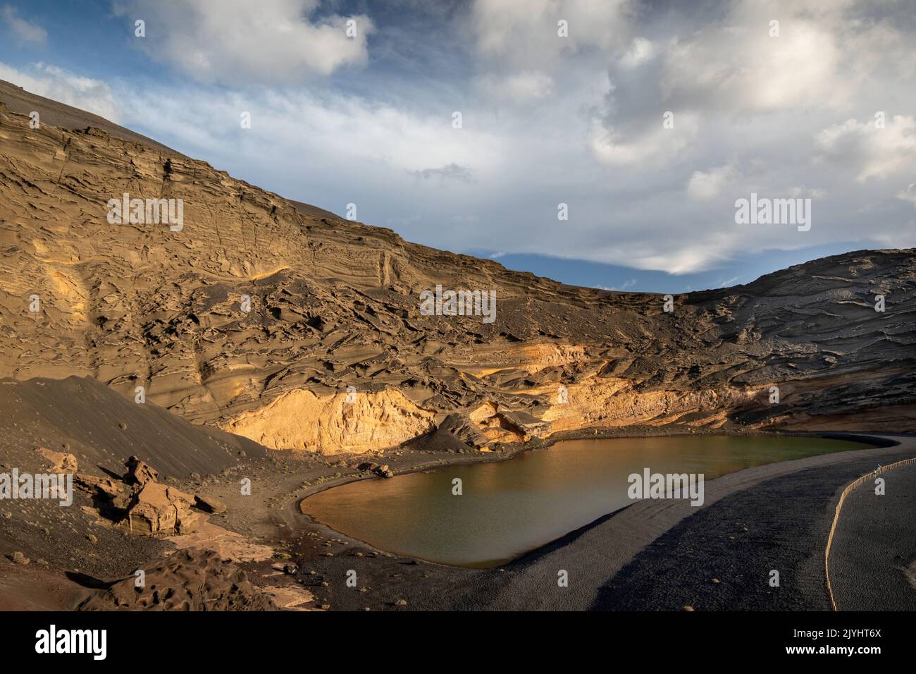 Lagoon EL Golfo dans un anneau de tuf près de l'océan Atlantique, les îles Canaries, Lanzarote, Yaiza Banque D'Images