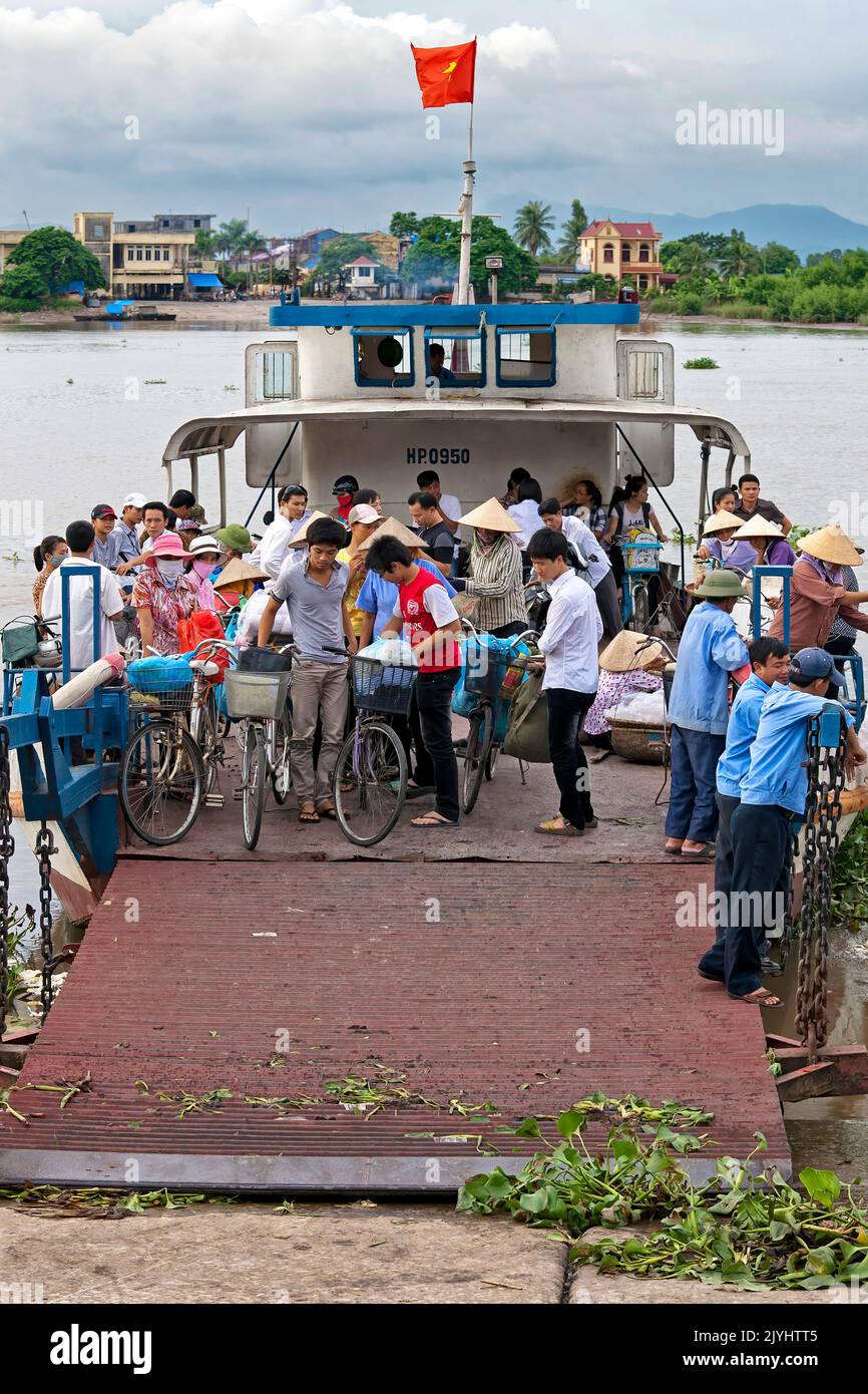 Passagers et ferry naviguant de Hai Phong à Cat Ba, Vietnam Banque D'Images