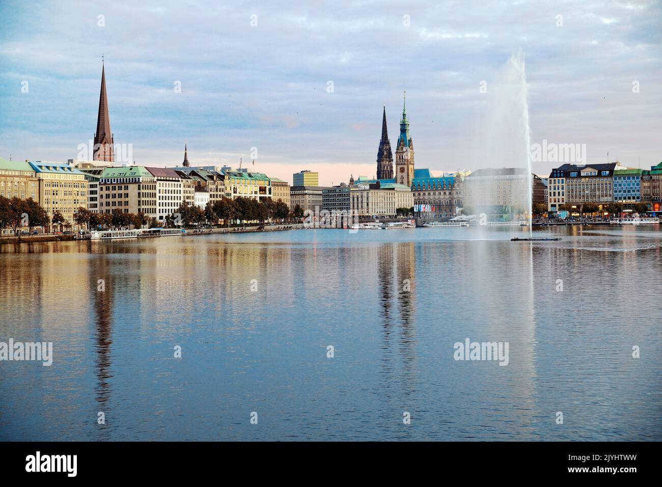 Lac intérieur Alster avec fontaine et paysage urbain, Allemagne, Hambourg Banque D'Images