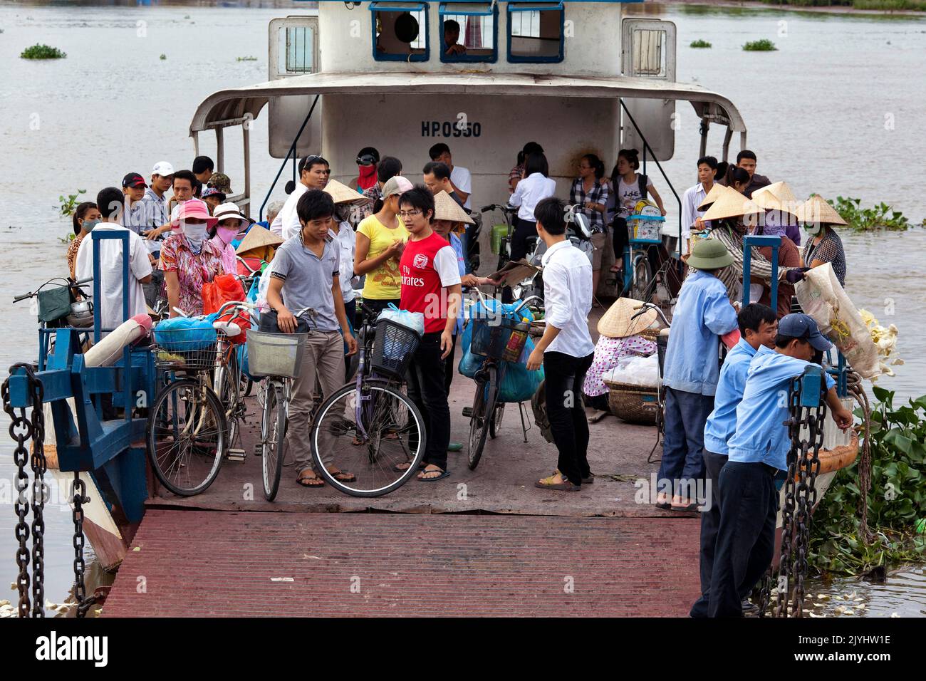 Passagers et ferry naviguant de Hai Phong à Cat Ba, Vietnam Banque D'Images