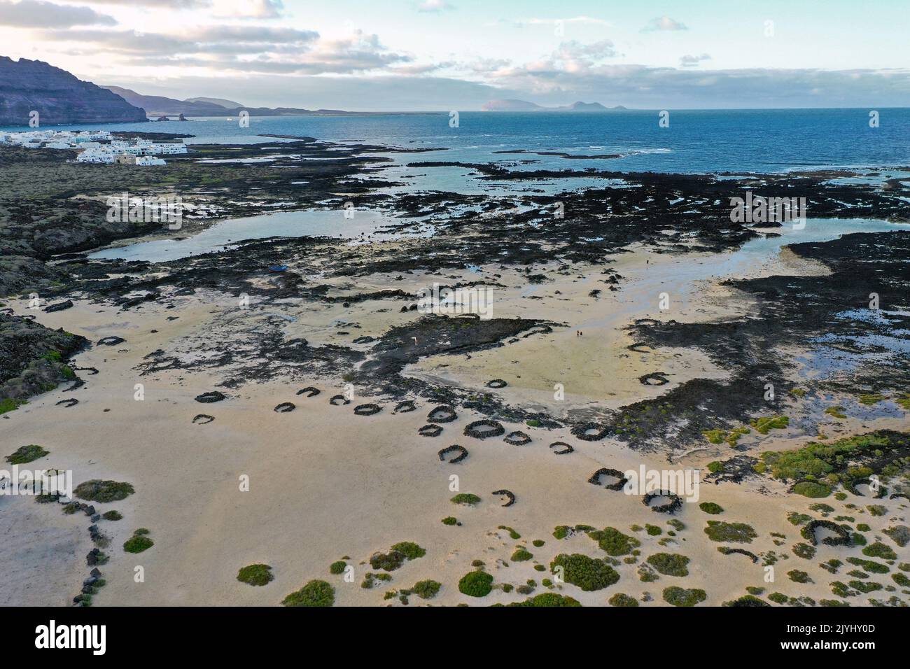 Côte rocheuse et plage BEI Charca de la Novia, vue aérienne, îles Canaries, Lanzarote, Orzola Banque D'Images