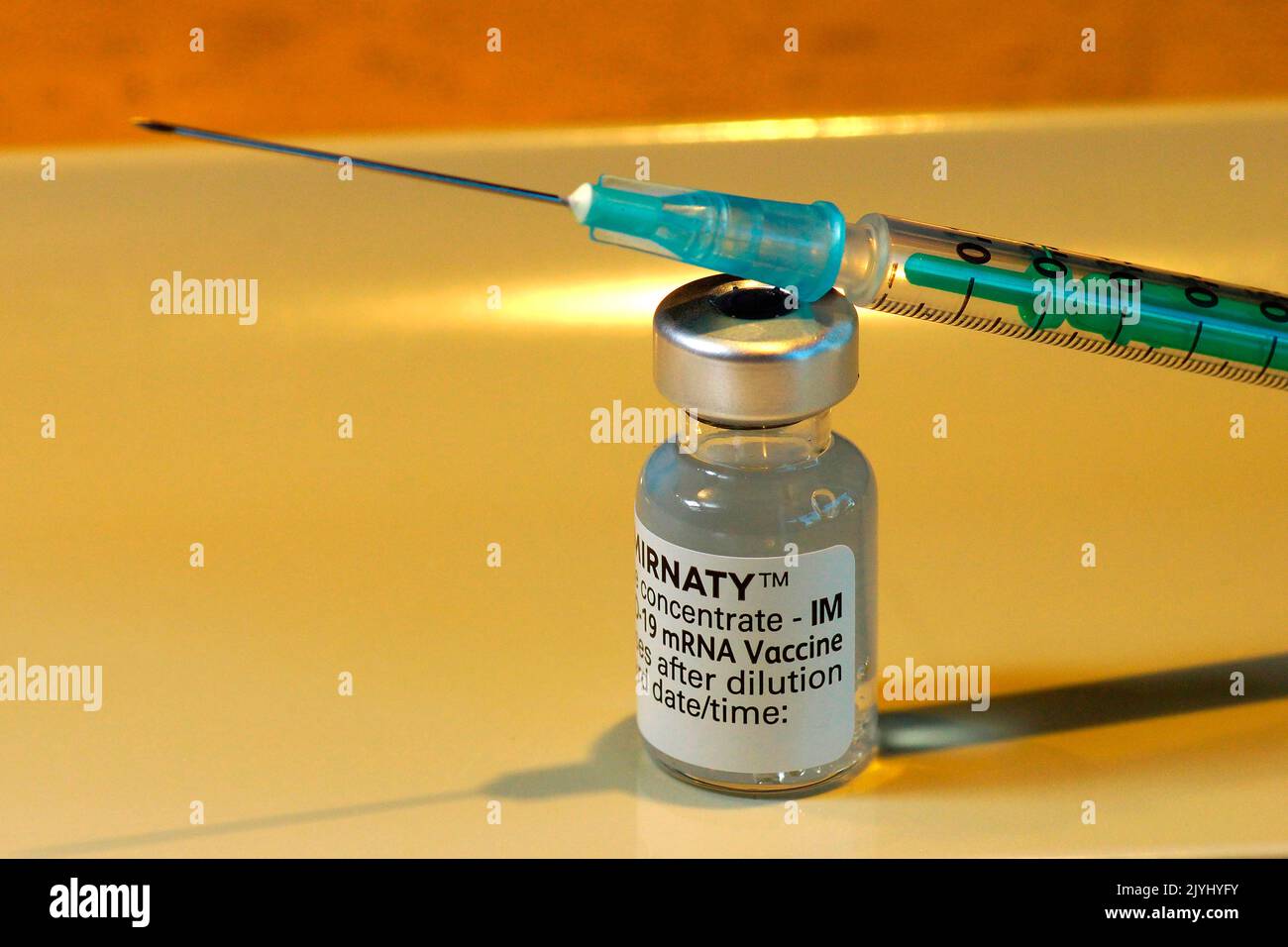 Injection avec le vaccin Corona Comirnaty de Biontex Pfizer Banque D'Images
