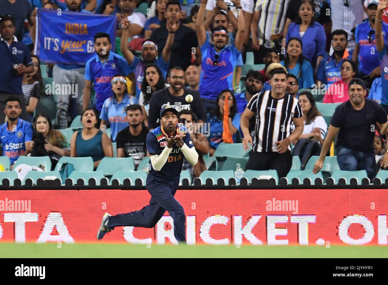 Hardik Pandya de l'Inde jongle avec le ballon pour attraper Steve Smith de l'Australie en 46 lors du deuxième match de cricket de T20 entre l'Australie et l'Inde à la SCG, Sydney, dimanche, 6 décembre 2020. (AAP IMAGE/DEAN LEWINS) PAS D'ARCHIVAGE, USAGE ÉDITORIAL SEULEMENT, IMAGES À UTILISER UNIQUEMENT À DES FINS DE REPORTAGE, AUCUNE UTILISATION COMMERCIALE, AUCUNE UTILISATION DANS LES LIVRES SANS LE CONSENTEMENT ÉCRIT PRÉALABLE D'AAP ** USAGE STRICTEMENT ÉDITORIAL SEULEMENT, AUCUNE UTILISATION COMMERCIALE, AUCUN LIVRE ** Banque D'Images