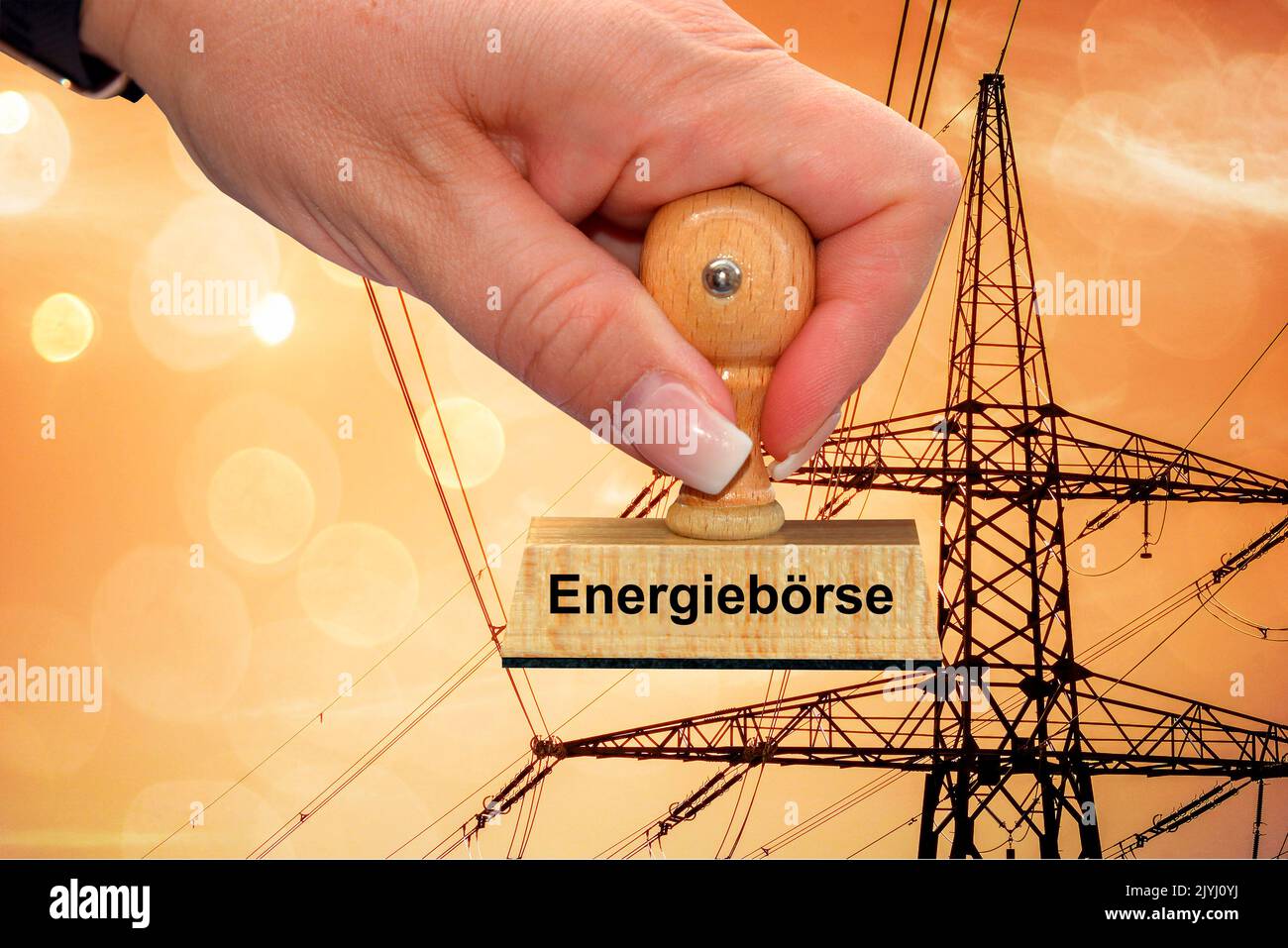 Main de femme avec cachet Energieboerse, bourse d'énergie, pôle de puissance en arrière-plan, Allemagne Banque D'Images