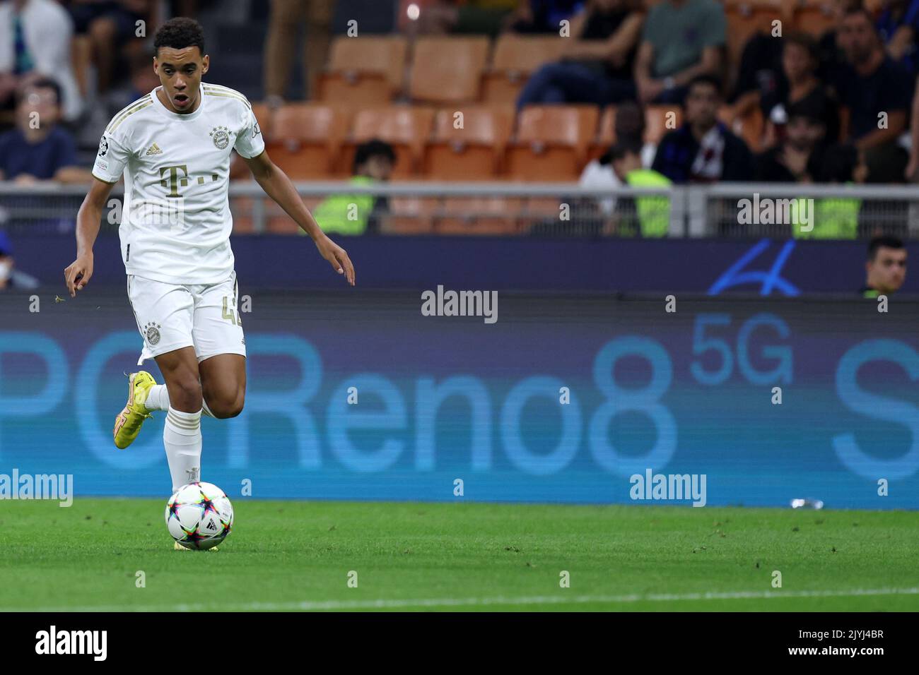 Milan, Italie. 07th septembre 2022. Jamal Musiala du FC Bayern Munich contrôle le ballon lors du match du groupe C de la Ligue des champions de l'UEFA entre le FC Internazionale et le FC Bayern Munich au Stadio Giuseppe Meazza sur 7 septembre 2022 à Milan Italie . Credit: Marco Canoniero / Alamy Live News Banque D'Images