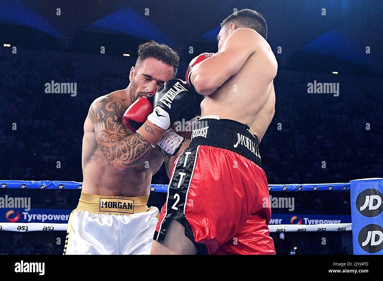 Tim Tszyu (à droite) frappe Bowyn Morgan lors de son combat mondial de feu à mi-hauteur de WBO, lors du combat Super de Sydney au stade Bankwest, Sydney, mercredi, 16 décembre 2020. (AAP IMAGE/DAN HIMBRECHTS) PAS D'ARCHIVAGE, USAGE ÉDITORIAL SEULEMENT ** USAGE STRICTEMENT ÉDITORIAL SEULEMENT, PAS D'UTILISATION COMMERCIALE, PAS DE LIVRES ** Banque D'Images