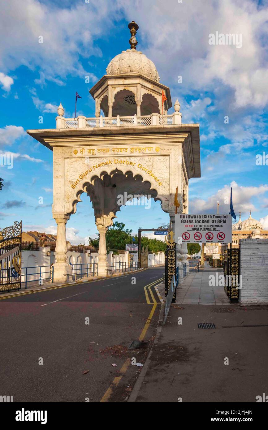 Entrée au Guru Nanak Darbar Gurdwara à Gravesend, dans le soleil de l'après-midi, Kent, Royaume-Uni Banque D'Images