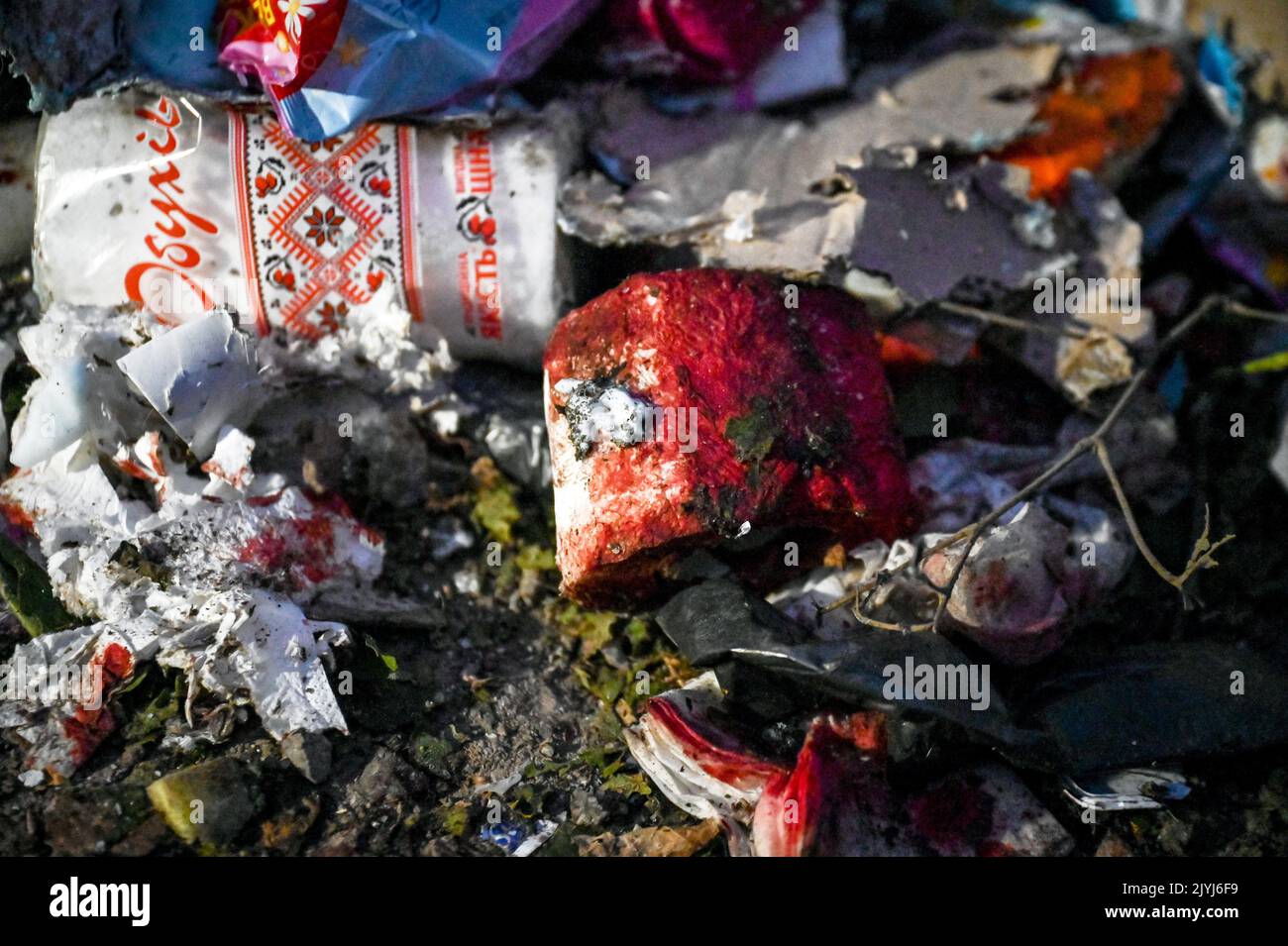 MALA TOKMACHKA, UKRAINE - le 7 SEPTEMBRE 2022 - le sang couvre les restes de la cargaison humanitaire après le bombardement des troupes russes, Mala Tokmachka vill Banque D'Images