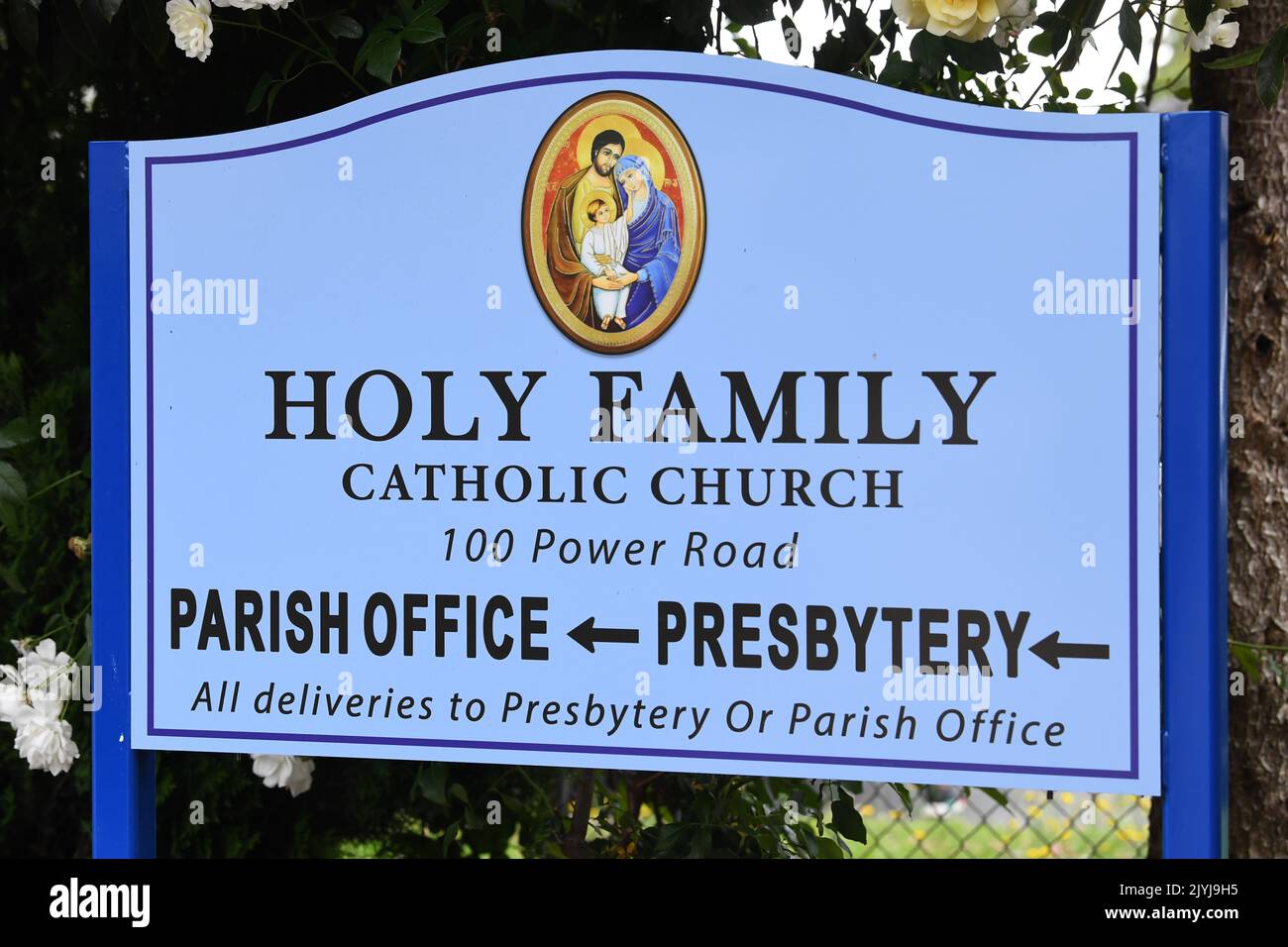 Vue générale de la signalisation pour l'église catholique paroissiale de la Sainte famille à Doveton, Melbourne, jeudi, 31 décembre 2020. Trois nouveaux cas de coronavirus acquis localement ont été détectés à Victoria, brisant ainsi la série nette de deux mois de l'État. (AAP image/James Ross) PAS D'ARCHIVAGE ** USAGE STRICTEMENT ÉDITORIAL SEULEMENT ** Banque D'Images