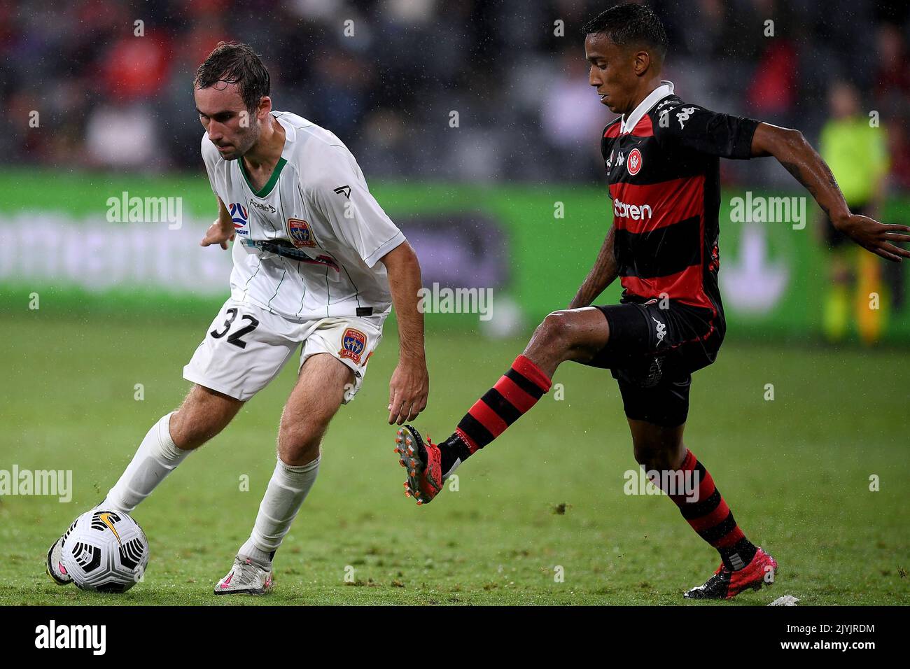 Angus Thurgate des Jets rivalise pour possession avec Keanu Baccus des Wanderers lors du match A-League entre les Wanderers de l'ouest de Sydney et les Jets de Newcastle au stade Bankwest à Sydney, vendredi, 29 janvier 2021. (AAP IMAGE/DAN HIMBRECHTS) PAS D'ARCHIVAGE, USAGE ÉDITORIAL SEULEMENT ** USAGE STRICTEMENT ÉDITORIAL SEULEMENT, PAS D'UTILISATION COMMERCIALE, PAS DE LIVRES ** Banque D'Images