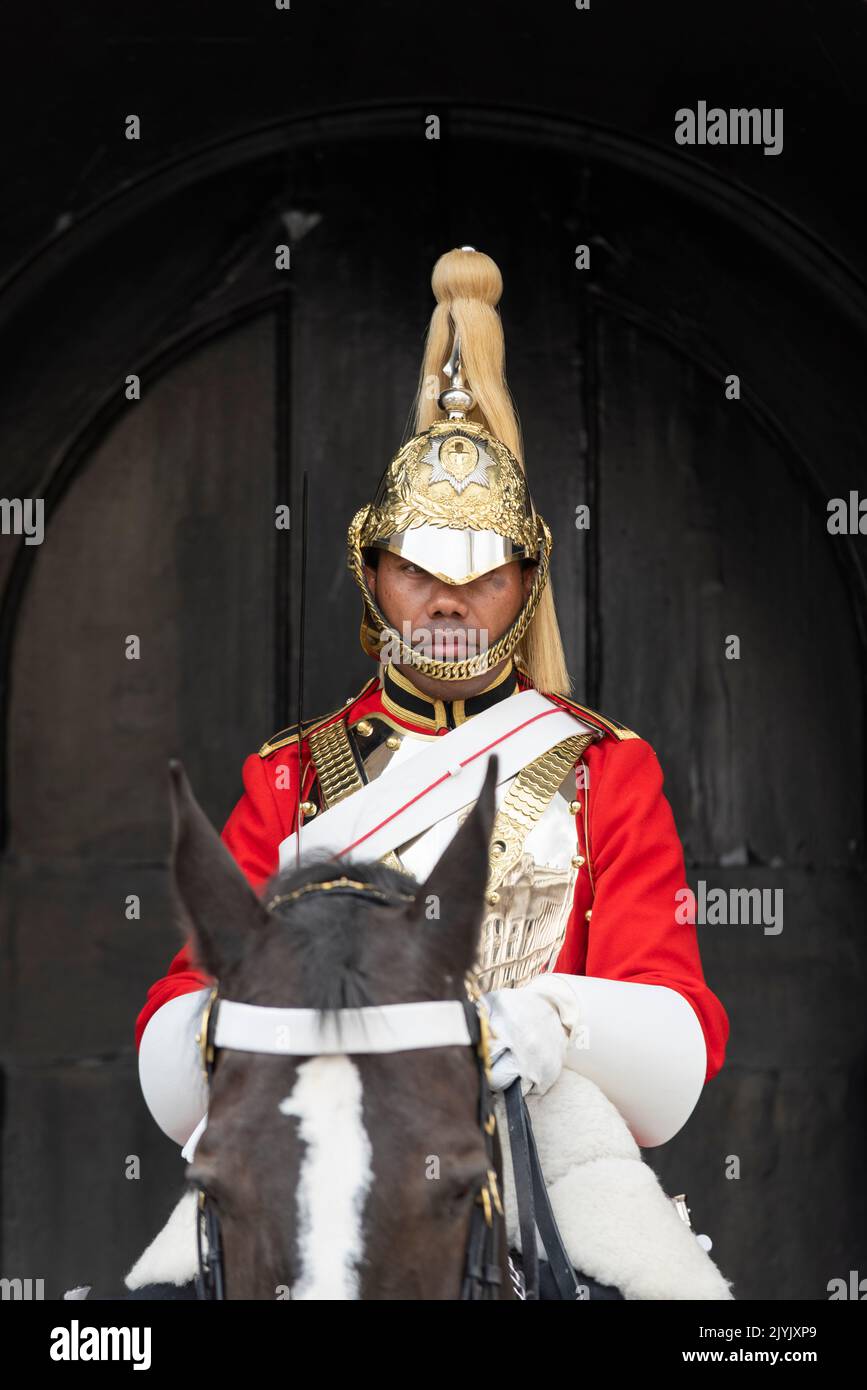 Soldats de la garde à vie de la cavalerie de l'armée britannique en service de garde monté de cérémonie à Horse Guards, Londres, Royaume-Uni. Soldat noir, de couleur Banque D'Images
