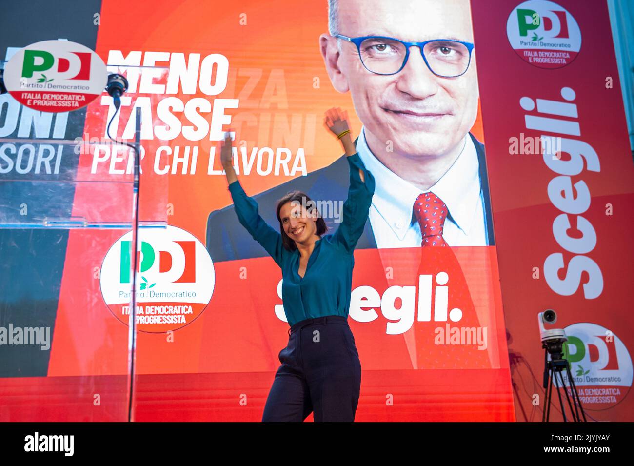 Rome, Italie 06/09/2022: Ouverture de la campagne électorale par le parti démocratique, place SS Apostoli. Photo Elly Schlein © Andrea Sabbadini Banque D'Images