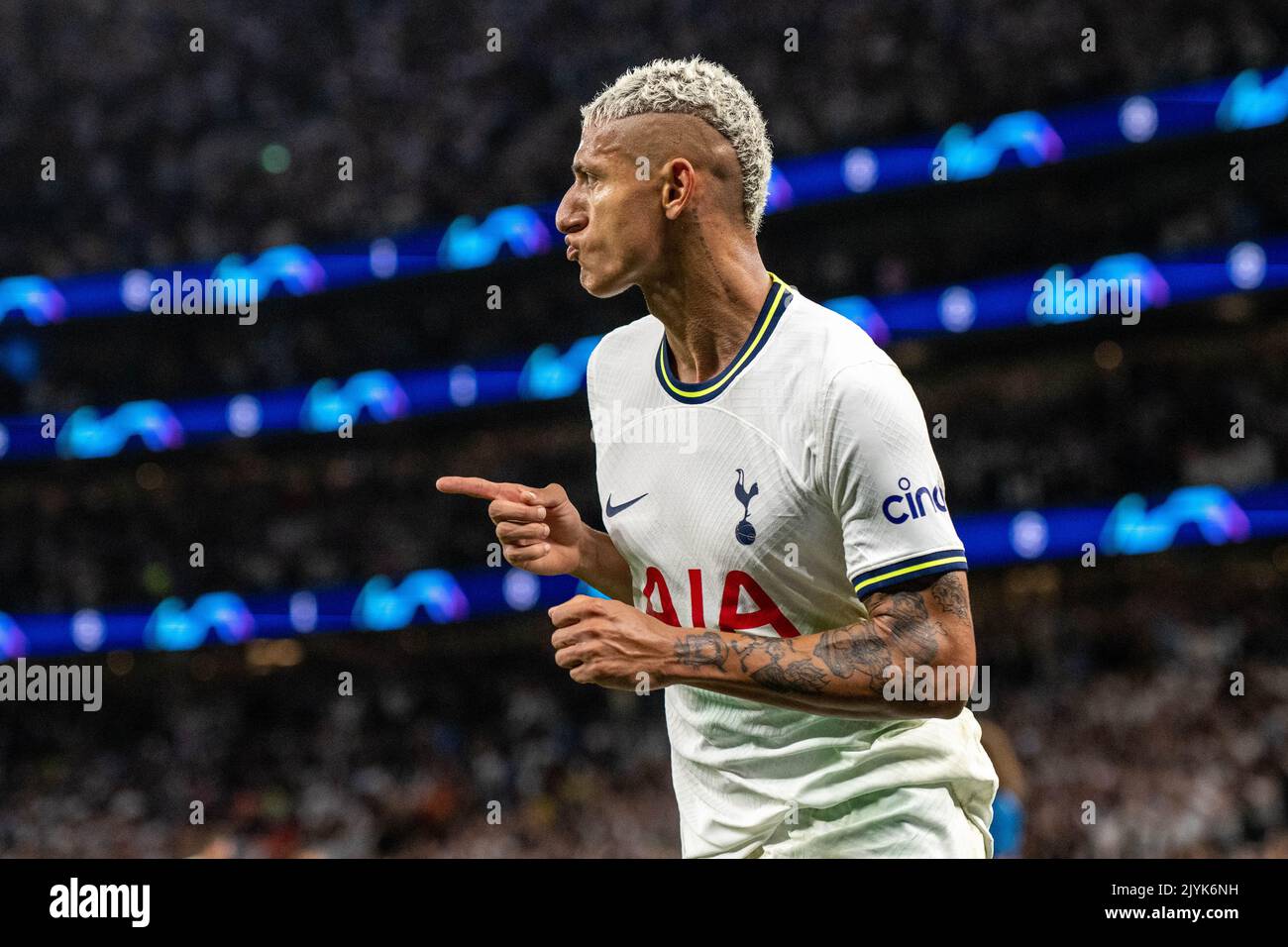 LONDRES, ANGLETERRE - SEPTEMBRE 07 : Richarlison de Tottenham Hotspur célèbre après avoir marquant le but d'ouverture lors du match D de l'UEFA Champions League Banque D'Images